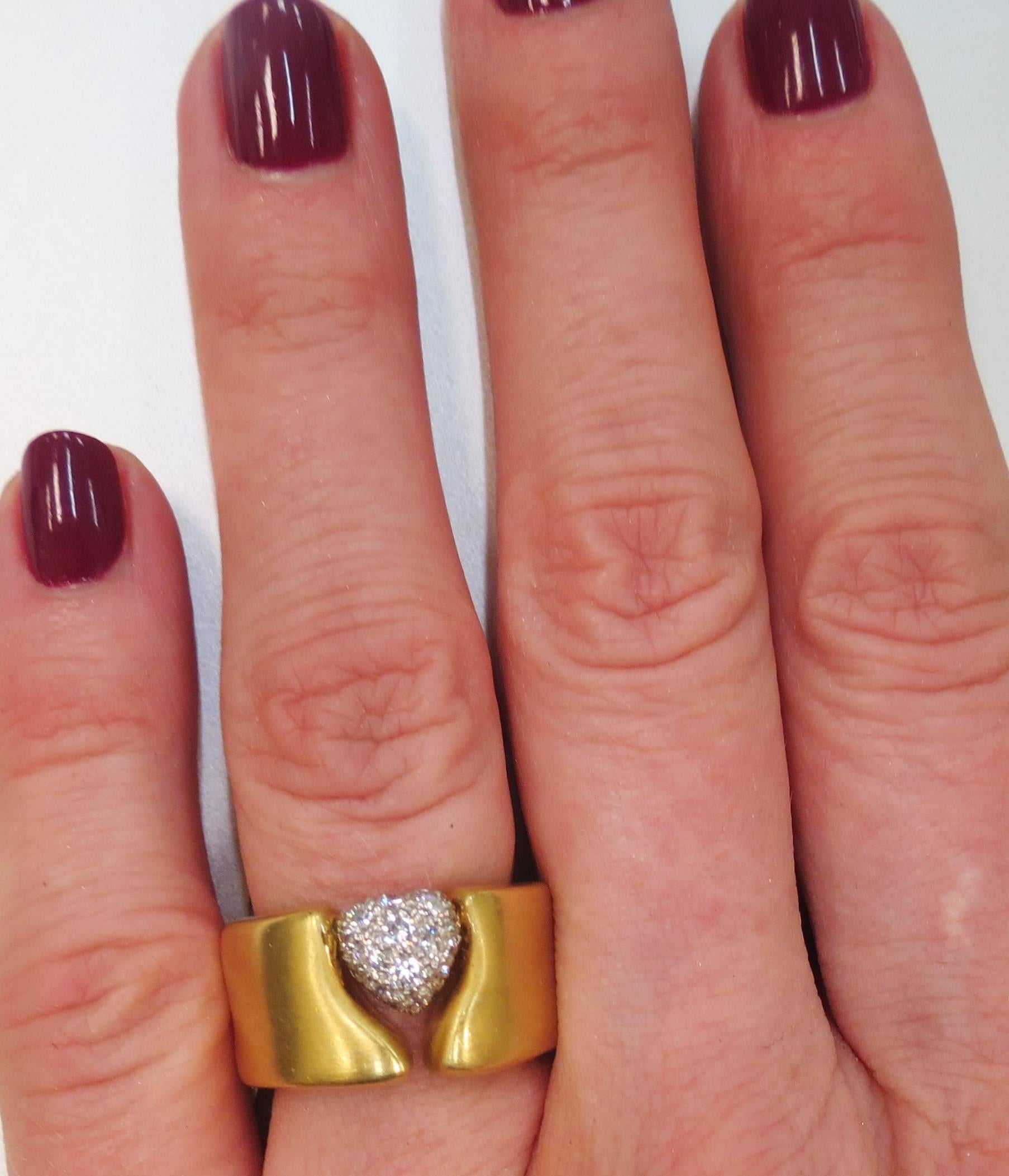 18 Karat Gelbgold Diamantring mit Pavé-Herz im Zustand „Hervorragend“ im Angebot in Chicago, IL