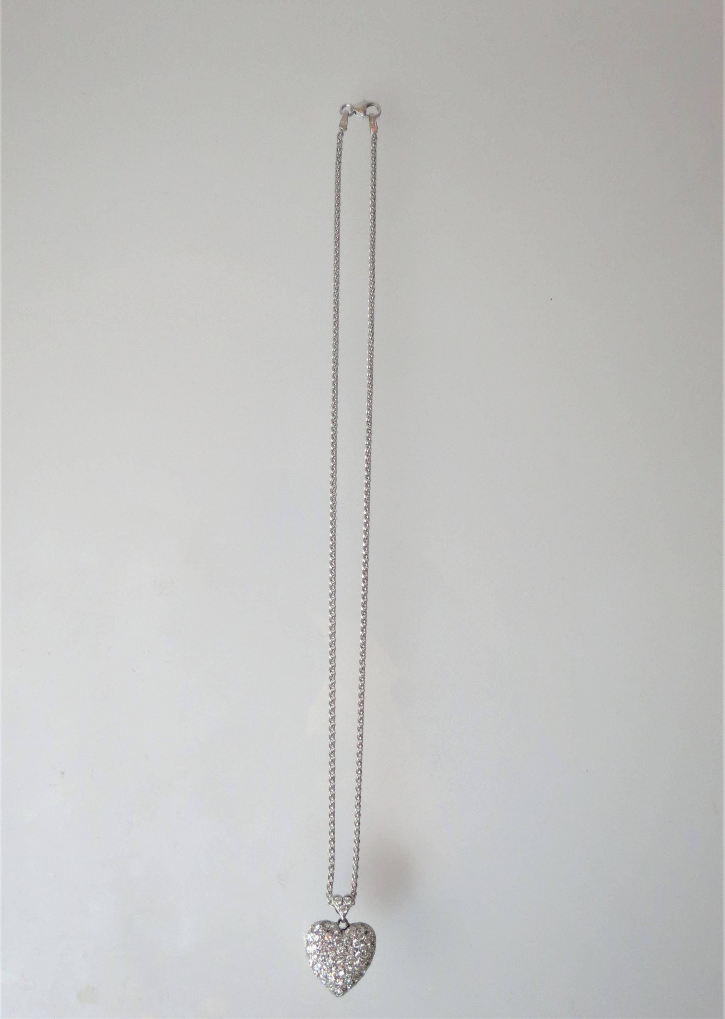 Contemporain Pendentif double cœur en or et diamants suspendu à une chaîne en or en vente