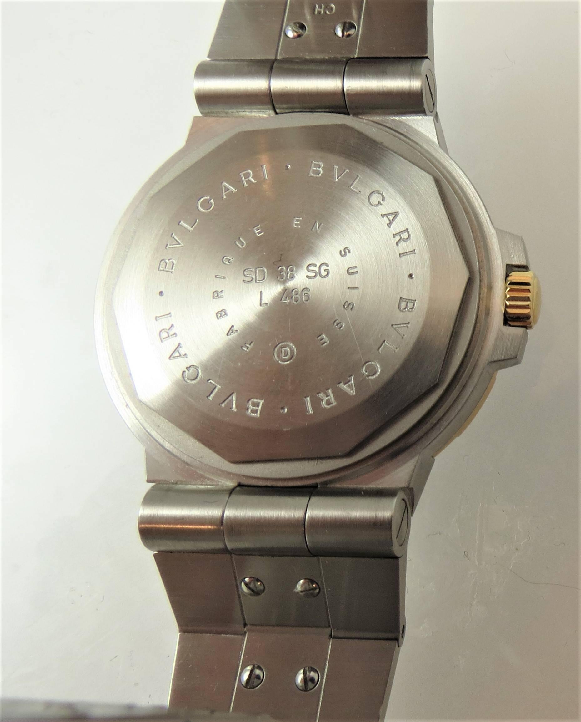 Neuve, jamais portée, montre Bulgari pour femme, bracelet Scuba en or jaune 18 carats et acier, boîtier de 38 mm, mouvement automatique

dans sa boîte d'origine, avec une garantie de deux ans
Le dernier prix de vente connu était de 6900 $