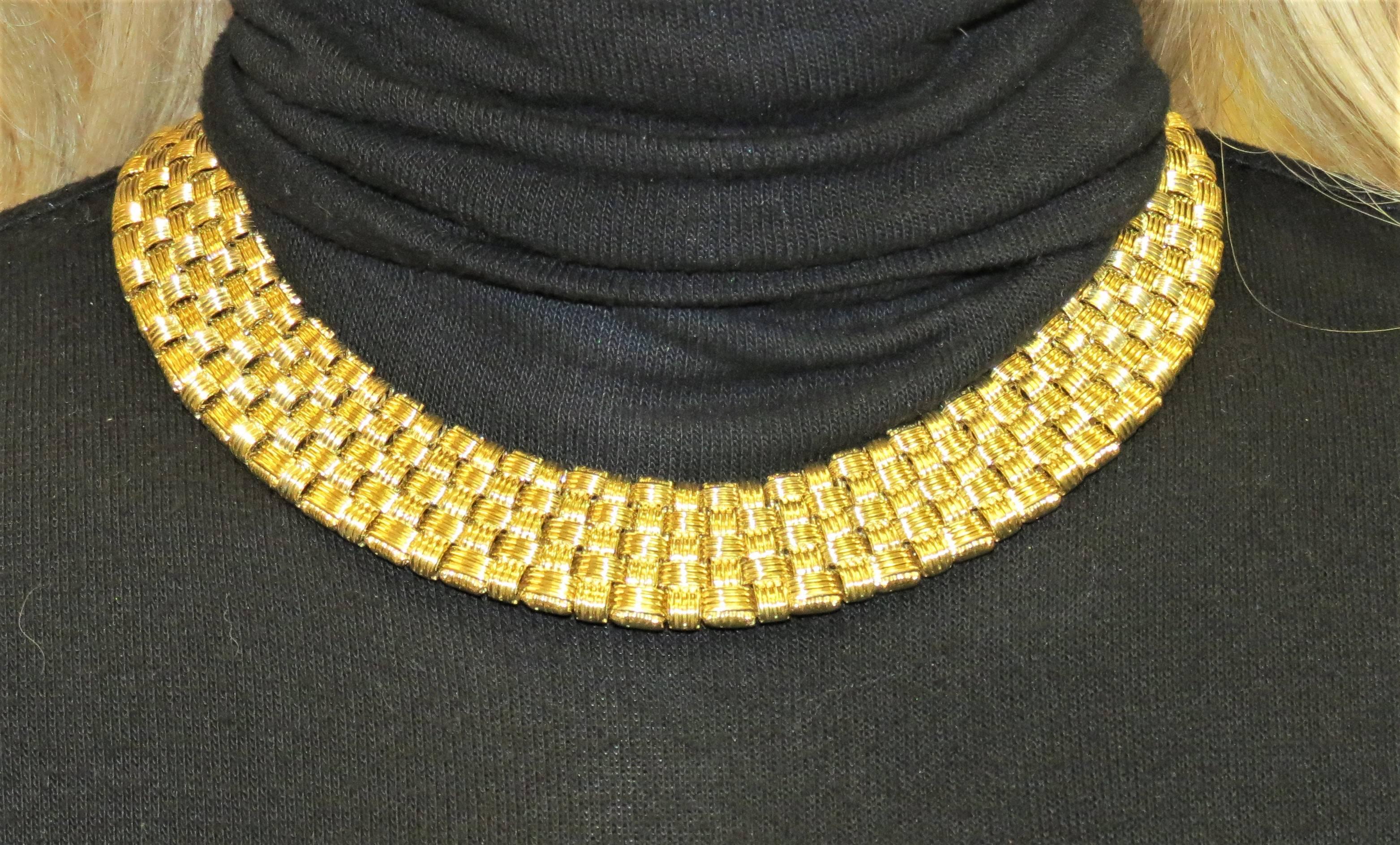 Roberto Coin APPASSIONATA Gold Diamond Clasp Necklace In Excellent Condition In Chicago, IL