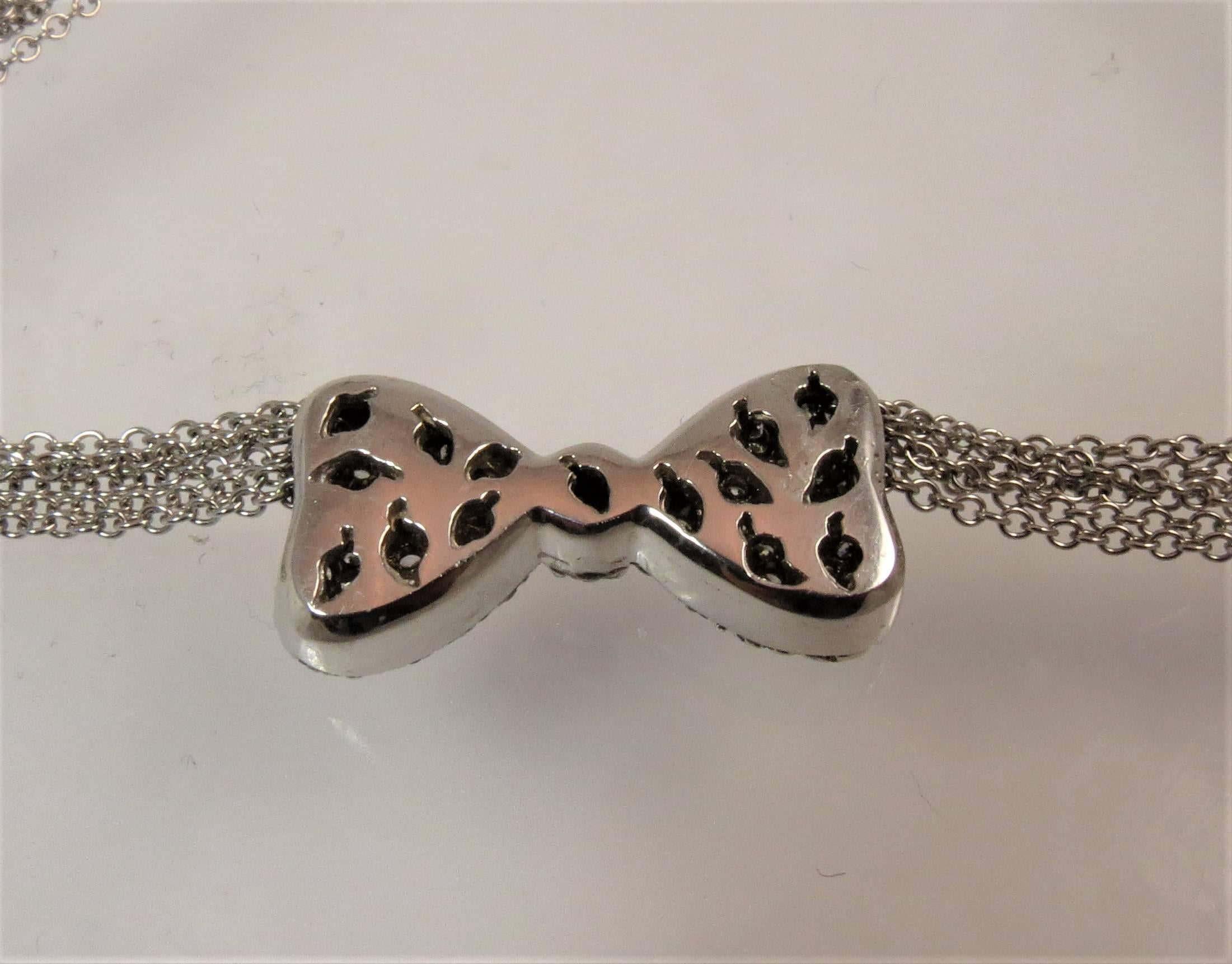 Contemporain Superbe collier en or blanc 14 carats avec cinq chaînes en forme de nœud papillon et diamants pavés en vente