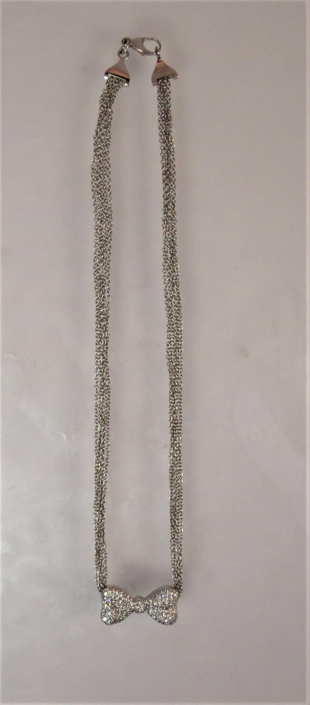 Atemberaubende 14 Karat Weißgold Schleife Design Pave Diamant Halskette mit fünf Ketten im Zustand „Hervorragend“ im Angebot in Chicago, IL