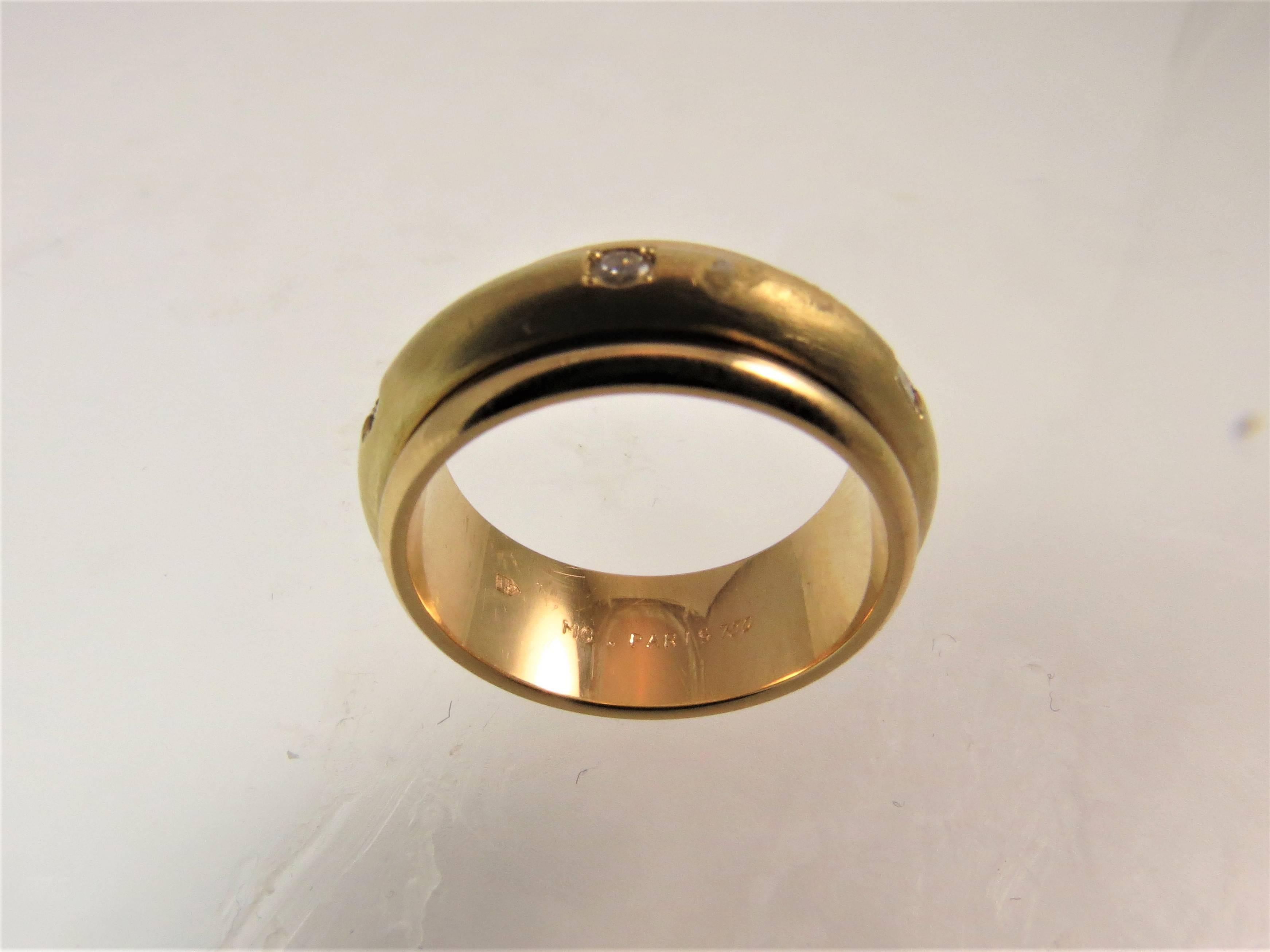 Contemporain Bague à anneau en or jaune avec anneau central en diamant tourbillonnant en vente