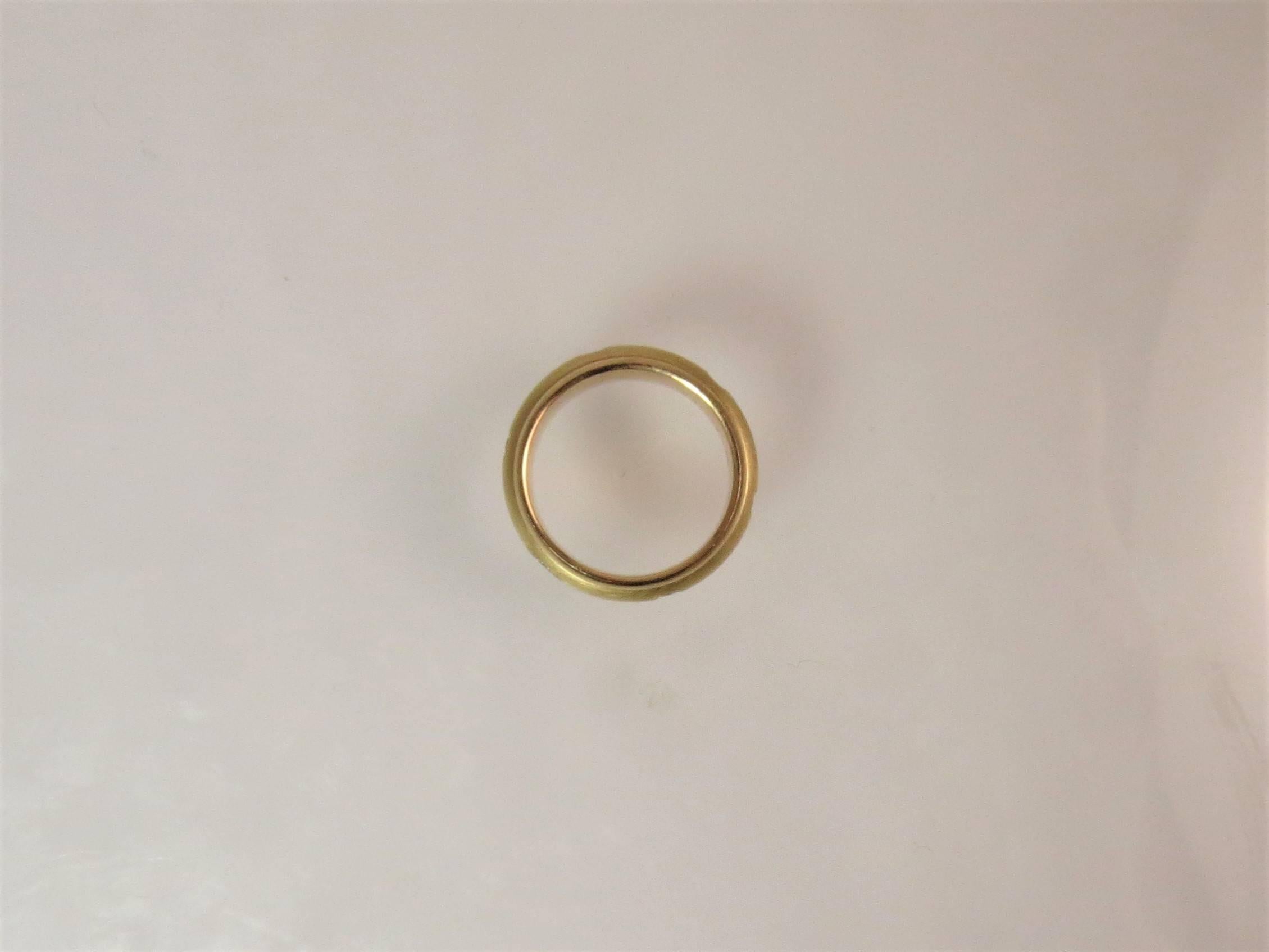 Bague à anneau en or jaune avec anneau central en diamant tourbillonnant Excellent état - En vente à Chicago, IL