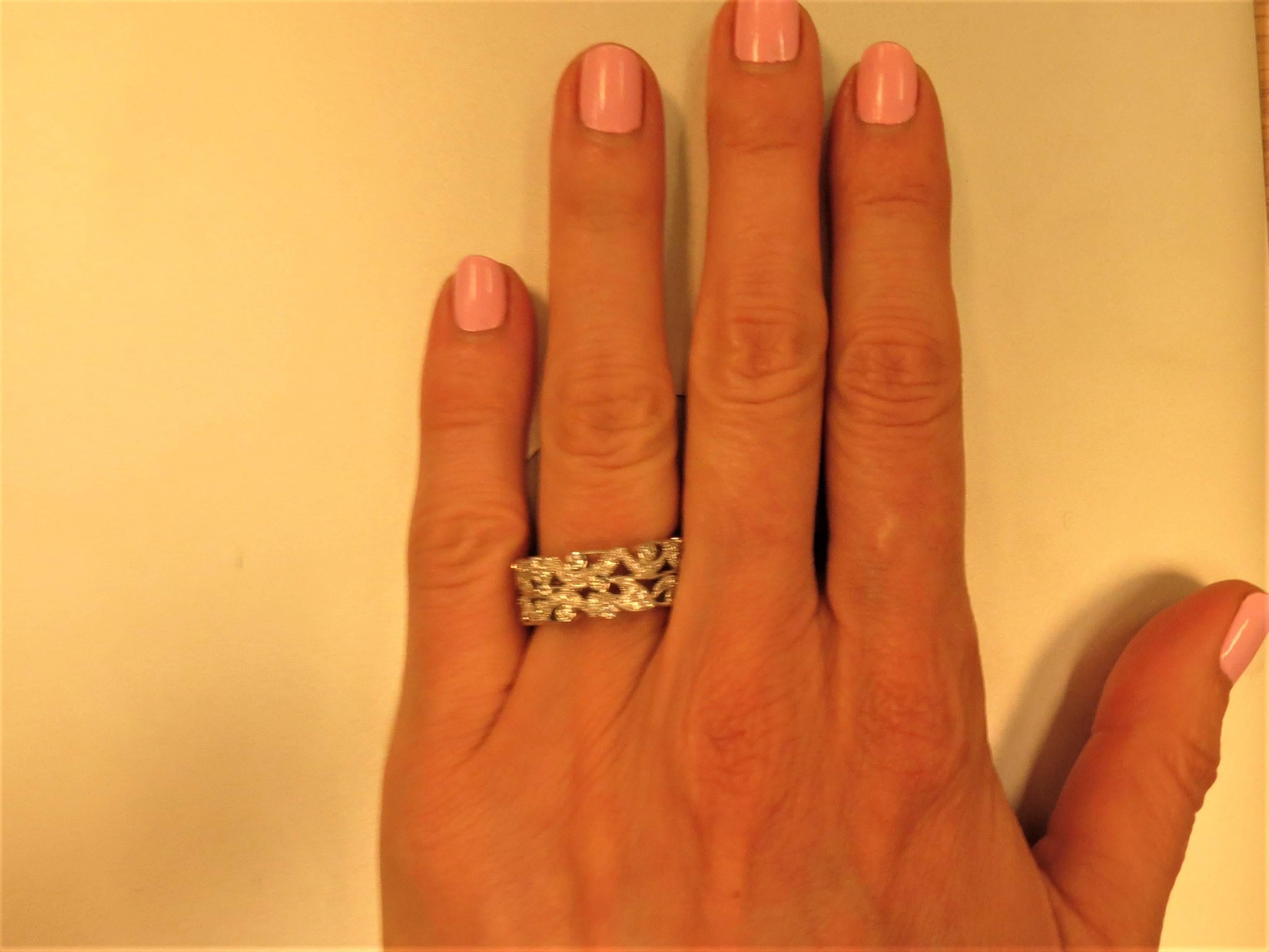 Diamond White Gold Floral Design Band Ring In Excellent Condition For Sale In Chicago, IL