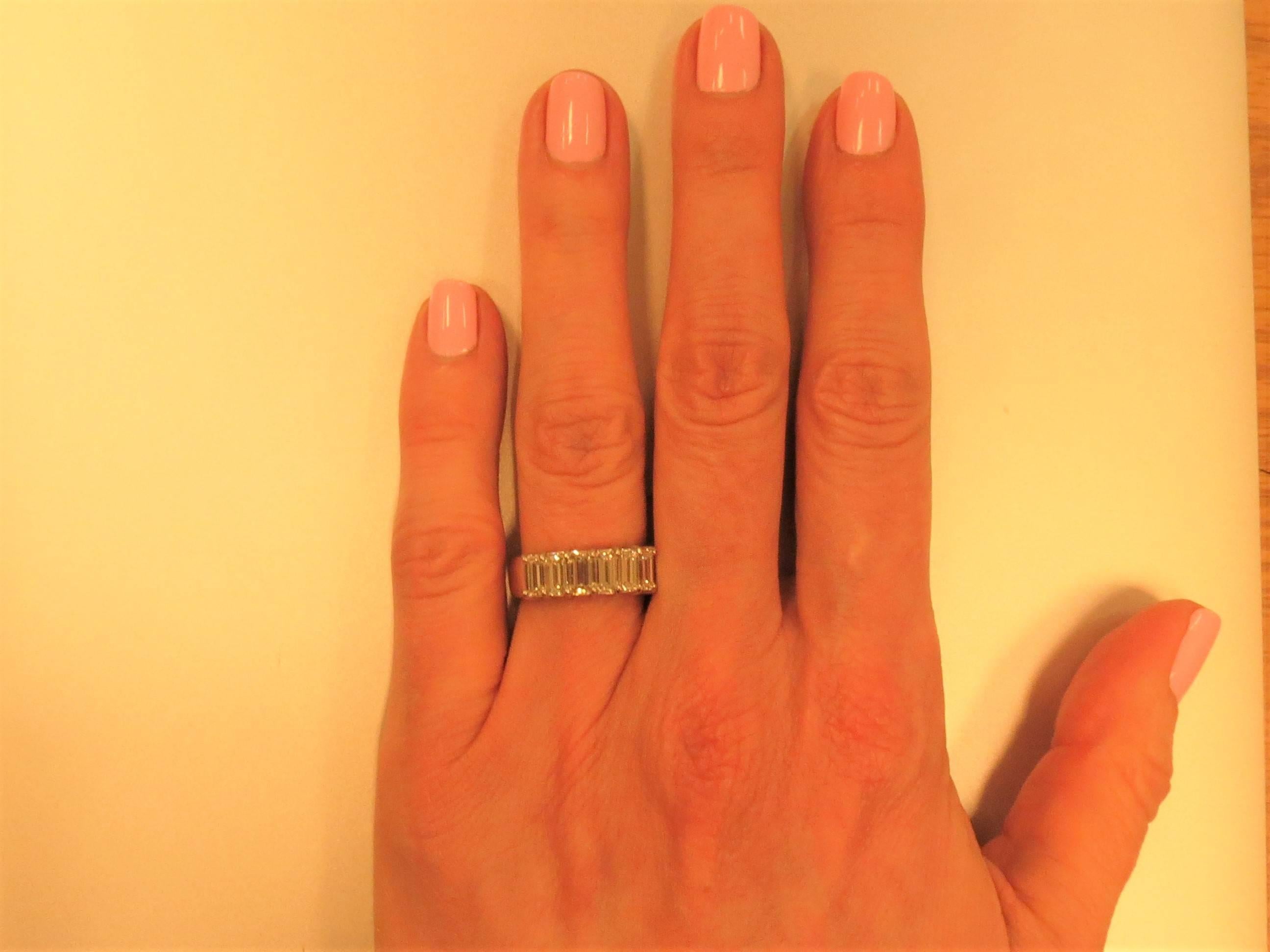 Platin-Hochzeitsring mit Diamanten im Smaragdschliff in Zackenfassung im Zustand „Hervorragend“ im Angebot in Chicago, IL