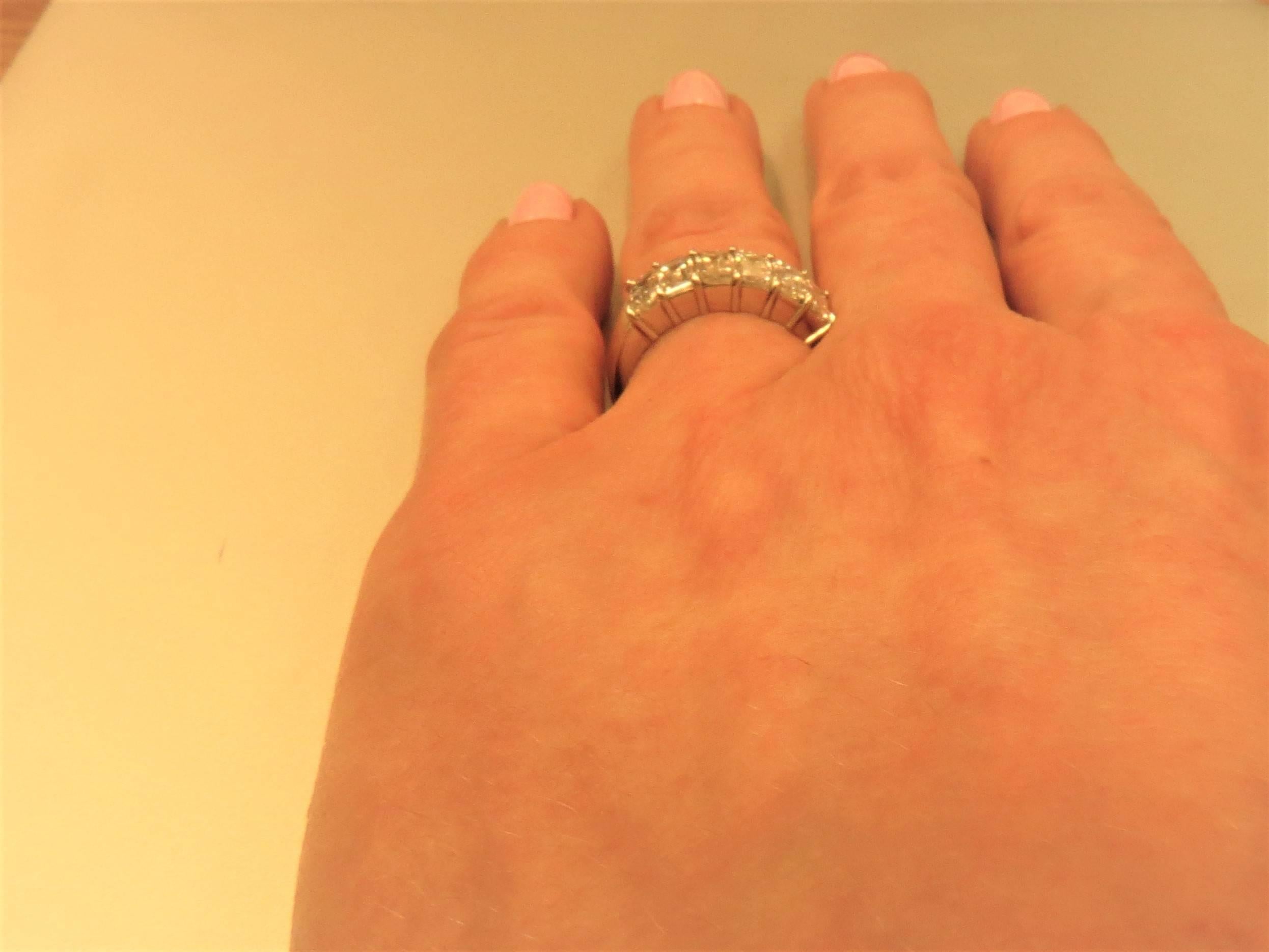 Platin-Hochzeitsring mit Diamanten im Smaragdschliff in Zackenfassung Damen im Angebot