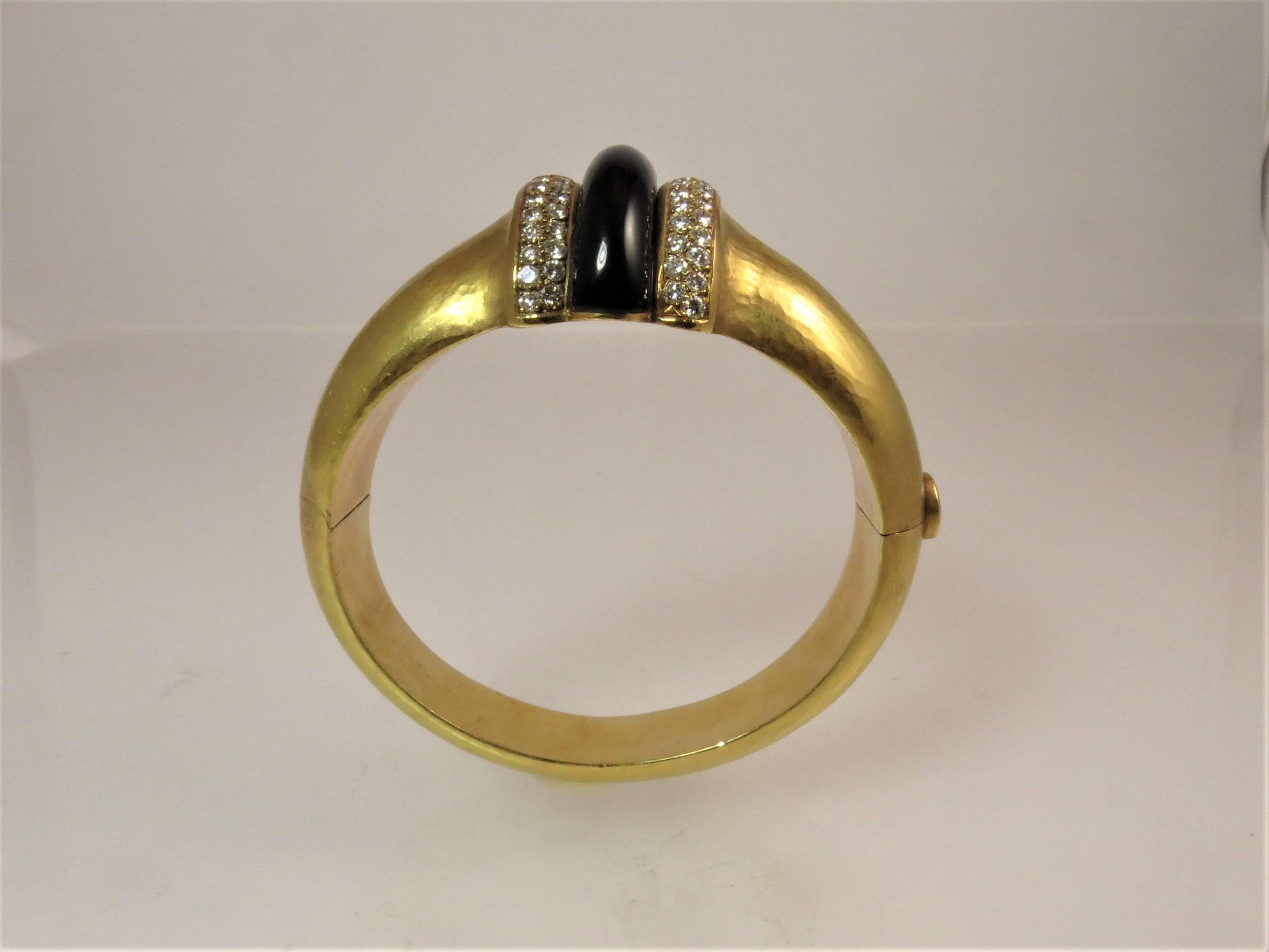 Vendorafa 18K yellow gold and diamond bangle bracelet, set with black onyx and 70 full cut round diamonds weighing 3.96 diamonds, GH color, VS color, weighing 80.60 grams.