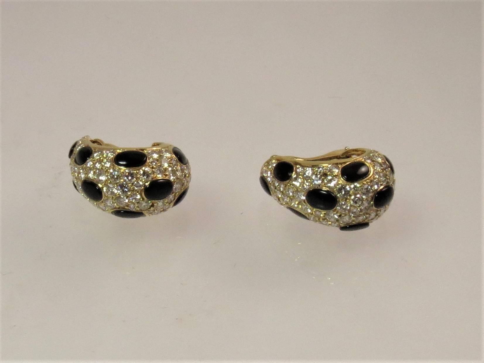 Contemporaneo Fermagli per orecchie in oro giallo con diamanti e onice nero in vendita