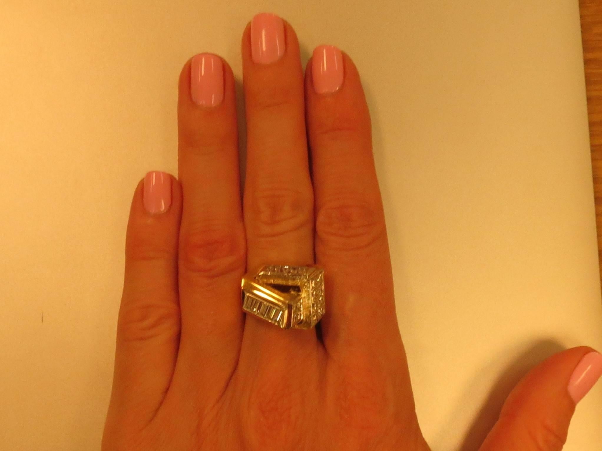 Zeitgenössischer Ring aus 18 Karat Gelbgold mit rundem und Baguette-Diamant (Baguetteschliff) im Angebot