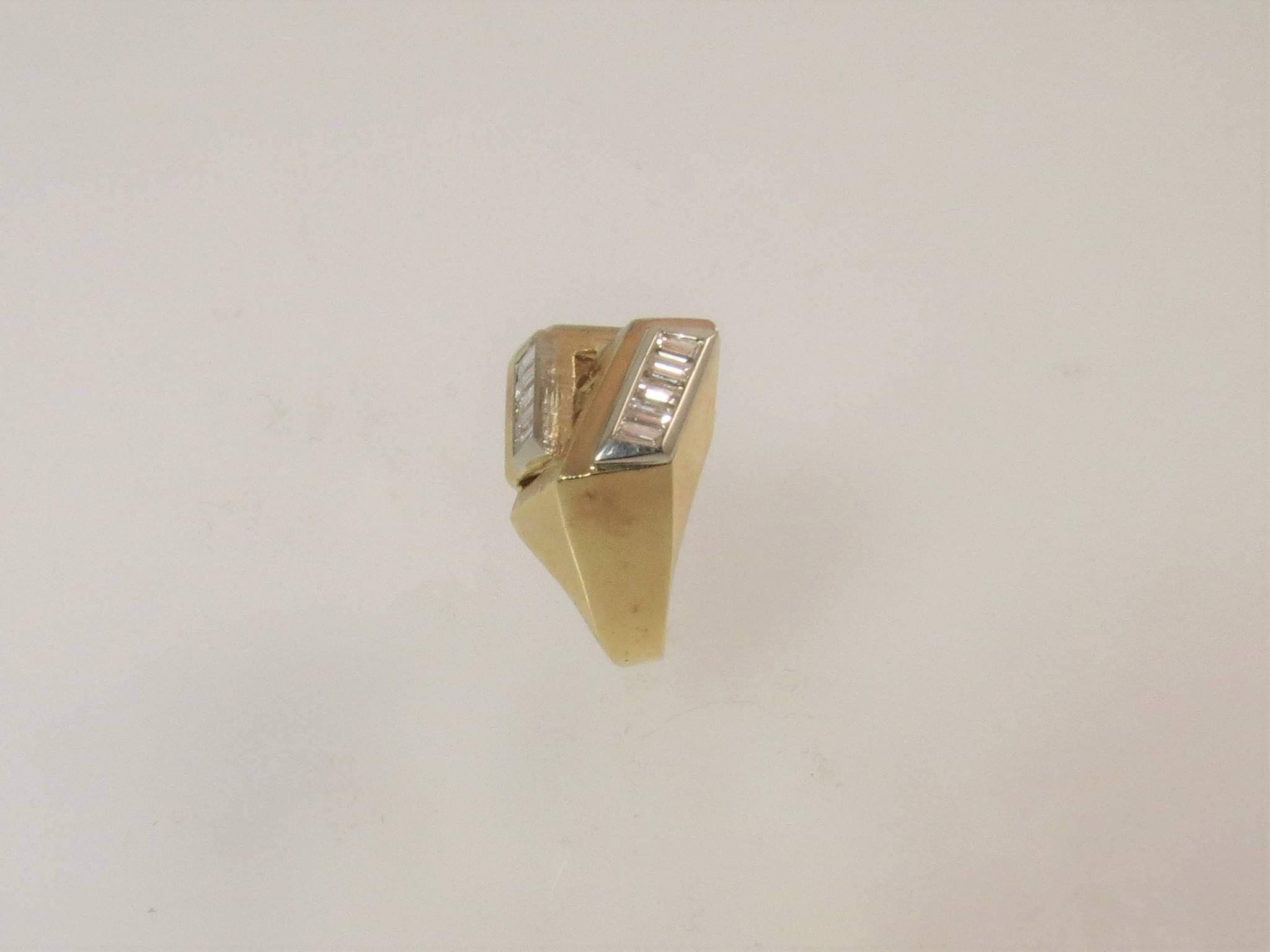 18 Karat Yellow Gold Round and Baguette Diamond Contemporary Ring In Excellent Condition For Sale In Chicago, IL