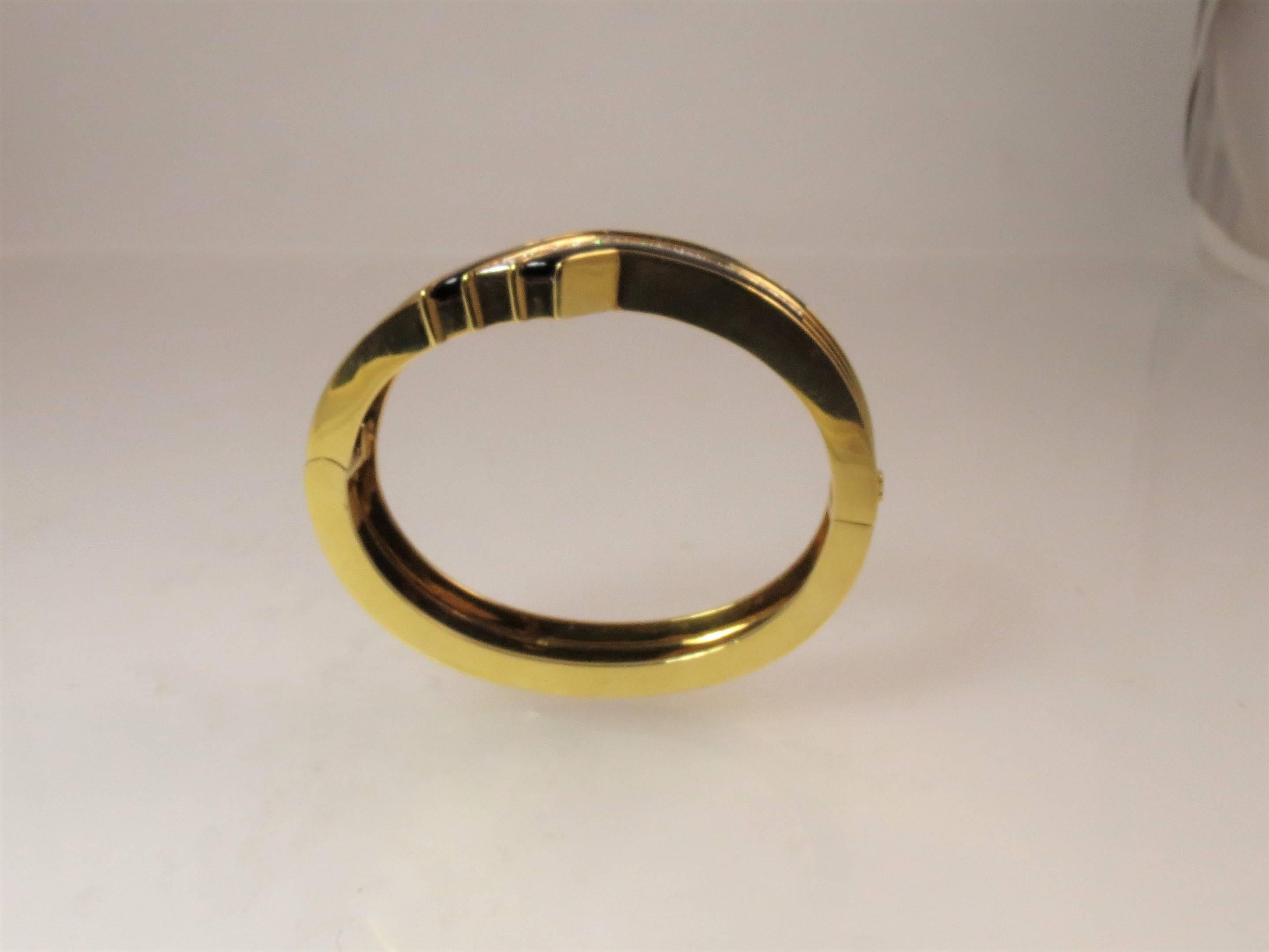 18 Karat Yellow Gold and Platinum, Diamond and Black Onyx Bangle Bracelet In Excellent Condition For Sale In Chicago, IL