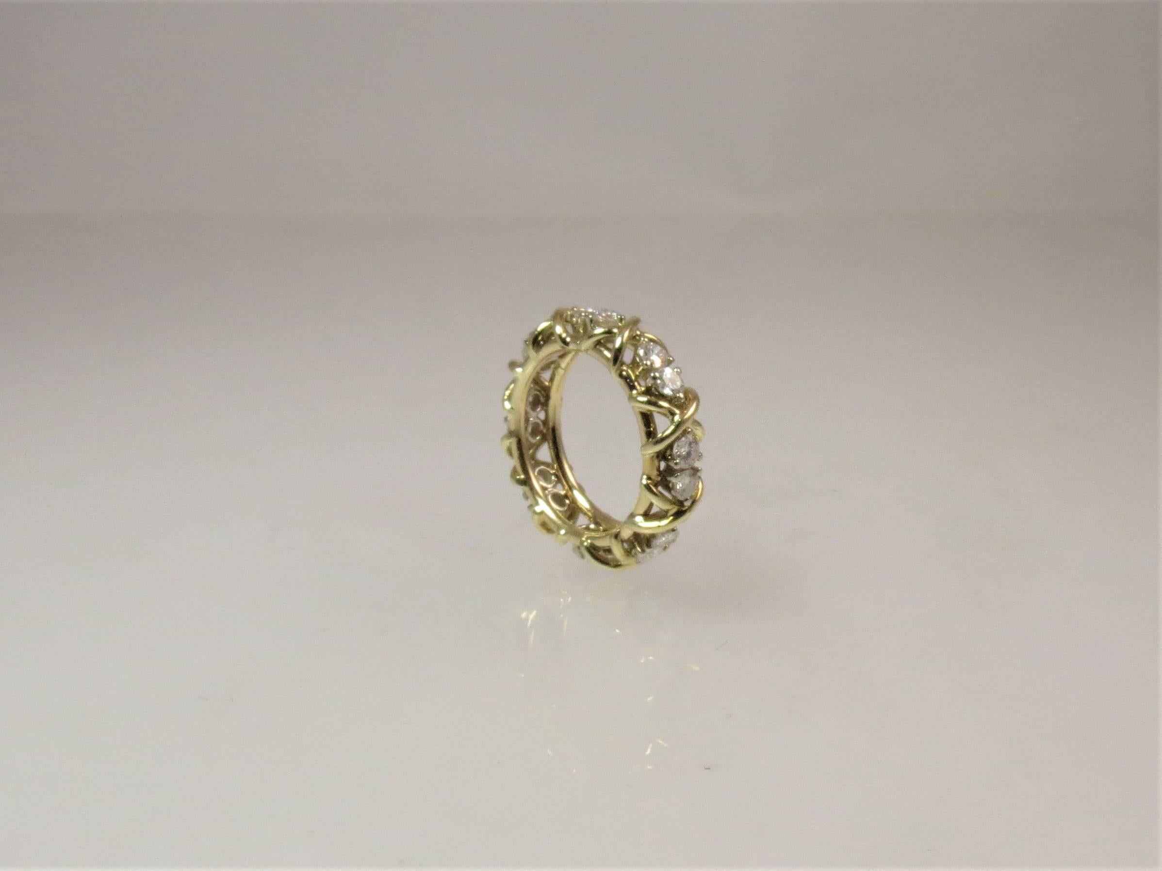 bague à anneau en or jaune 18K, sertie de 16 diamants ronds pleine taille pesant 1.10cts, couleur G-H, pureté VS, avec design 