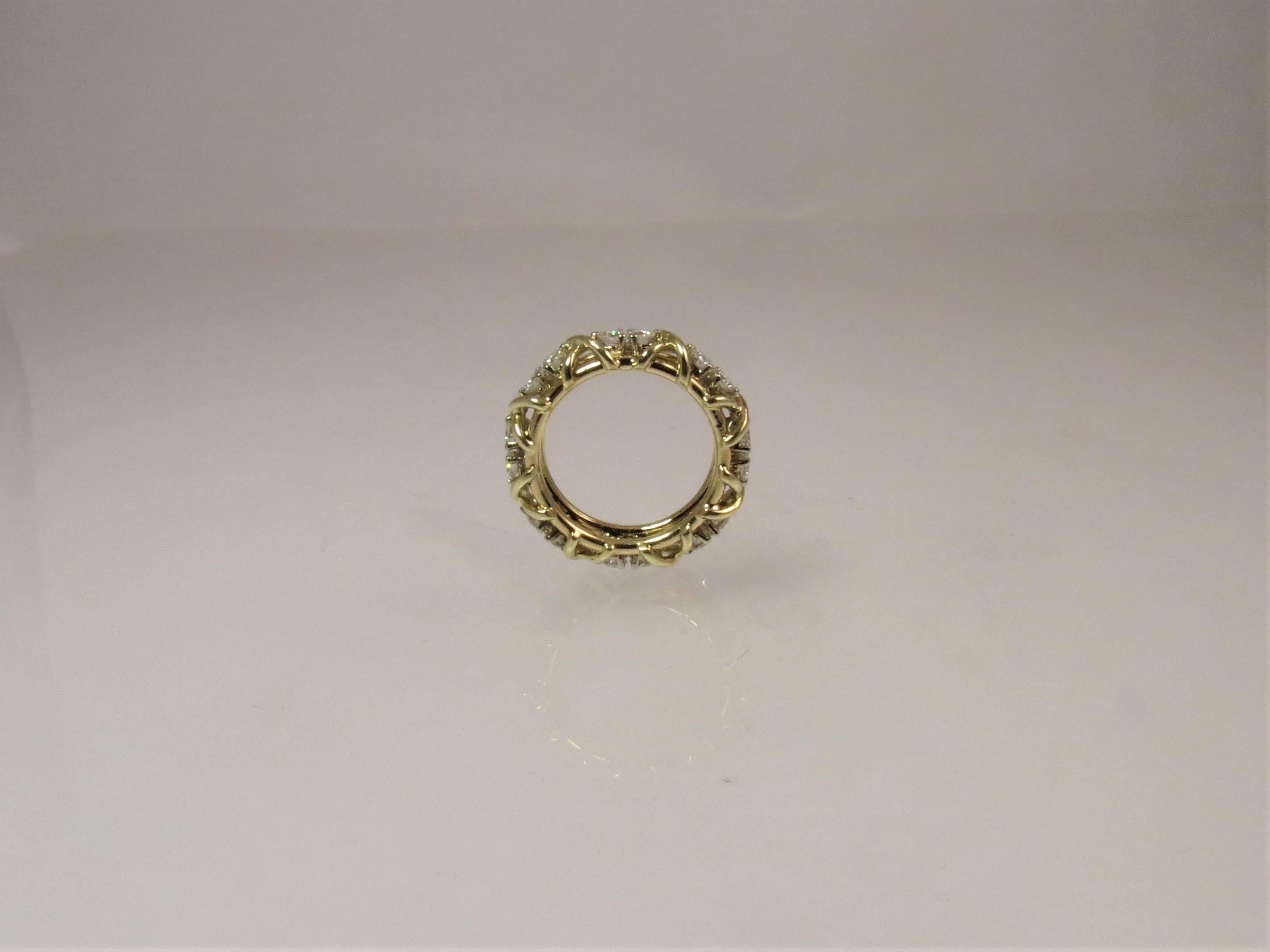 18 Karat Yellow Gold and Diamond Band Ring In Excellent Condition For Sale In Chicago, IL