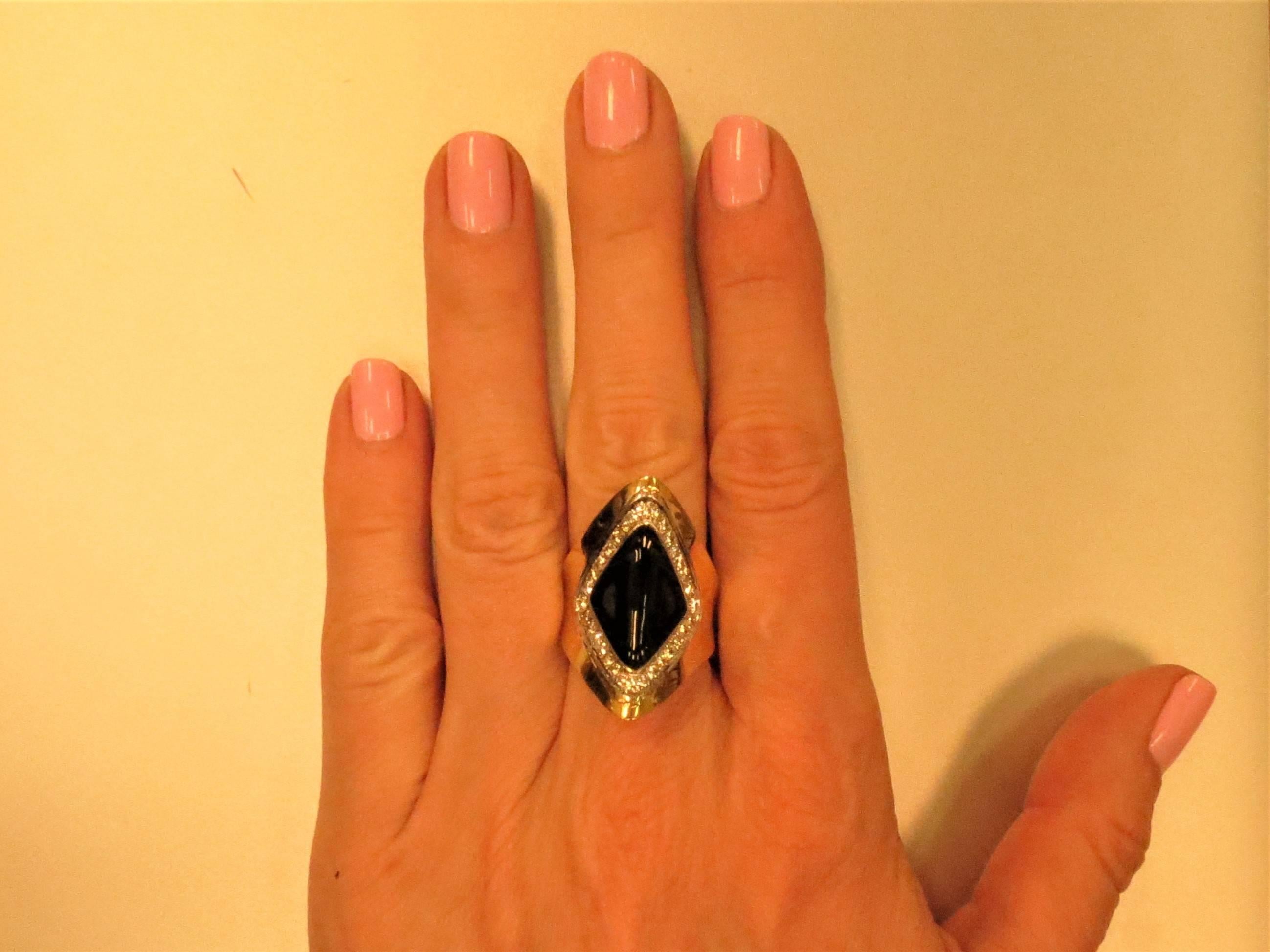 schwarzer Onyxring aus 18 Karat Gelbgold, besetzt mit 24 runden Diamanten im Vollschliff mit einem Gewicht von 0,50cts, Reinheit VS-SI.
Fingergröße 6. Kann größenmäßig angepasst werden.