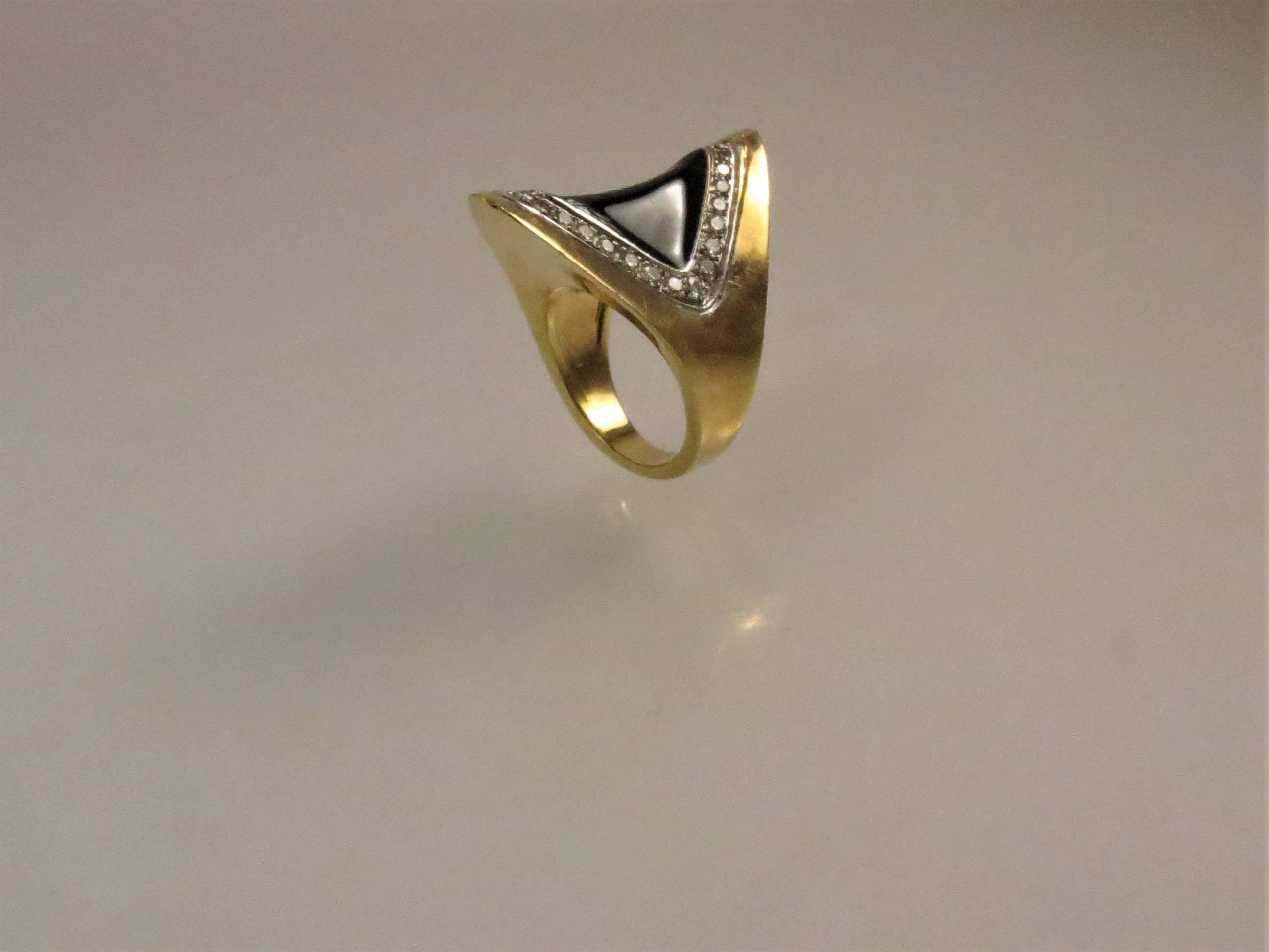 18 Karat Yellow Gold Diamond and Black Onyx Ring In Excellent Condition For Sale In Chicago, IL