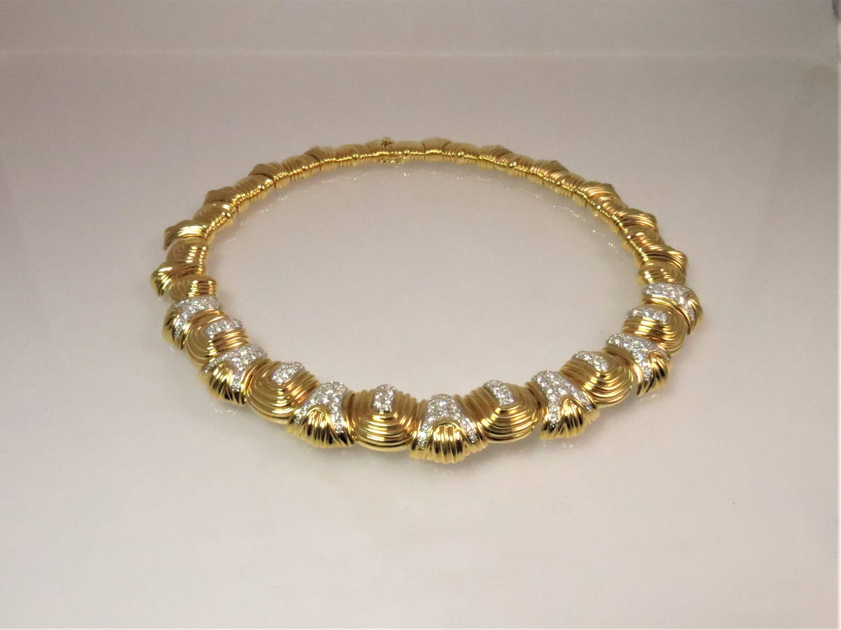  Atemberaubende Montreaux Halskette aus 18K Gelbgold mit 195 runden Diamanten im Vollschliff (in Platin gefasst)  Gewicht 5,10cts, Farbe D-E, IF und VVS1.