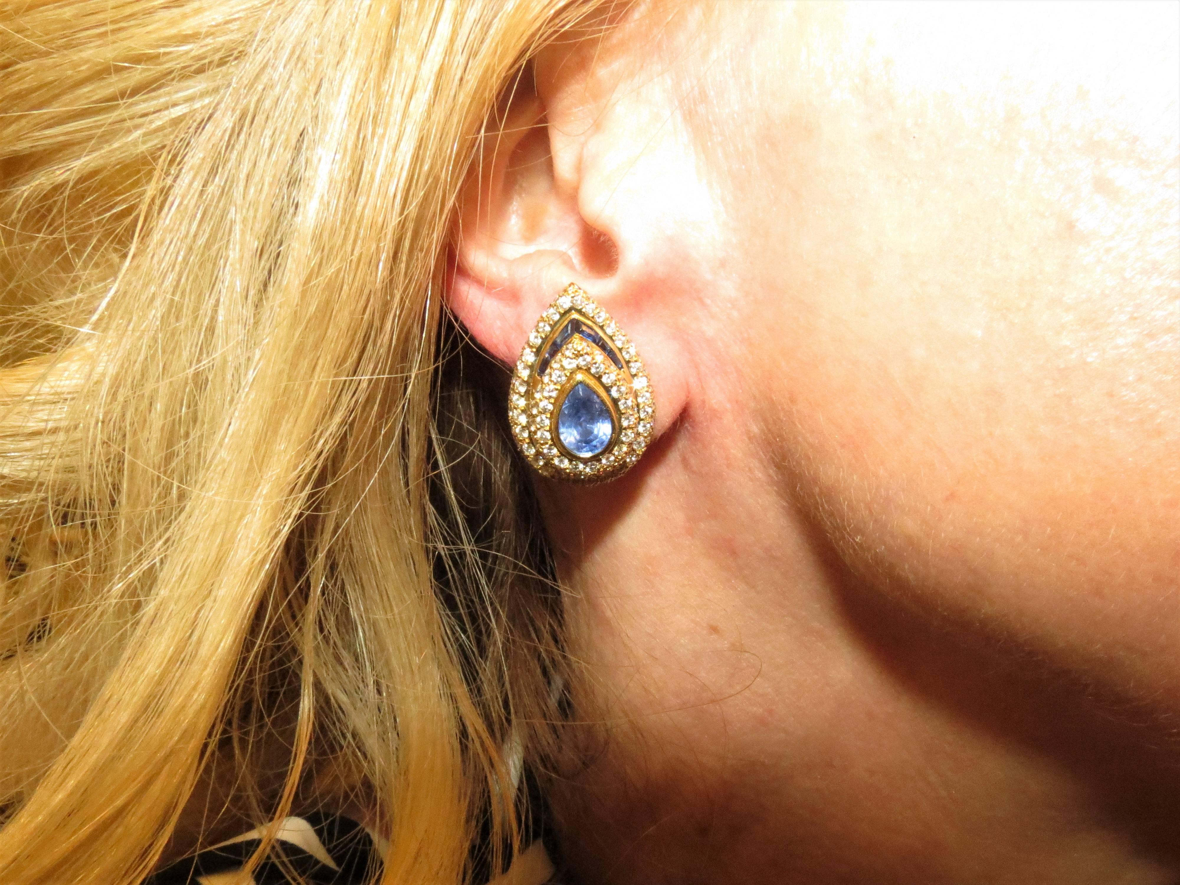Faraone, birnenförmige Clip-Ohrringe aus 18 Karat Gelbgold, besetzt mit 2 birnenförmigen blauen Saphiren mit einem Gesamtgewicht von 5 Karat, 12 blauen Saphiren mit Phantasieschliff mit einem Gewicht von 1,01 ct und 206 runden Diamanten im