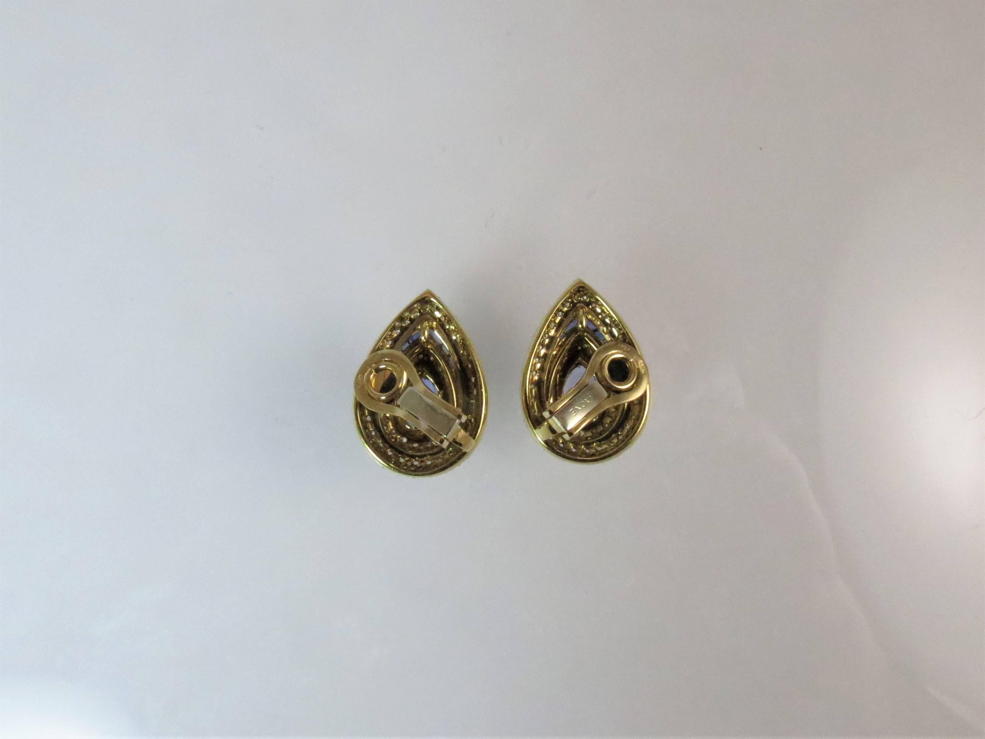 Contemporain Clips d'oreilles en or jaune 18 carats avec saphirs en forme de poire et diamants en vente