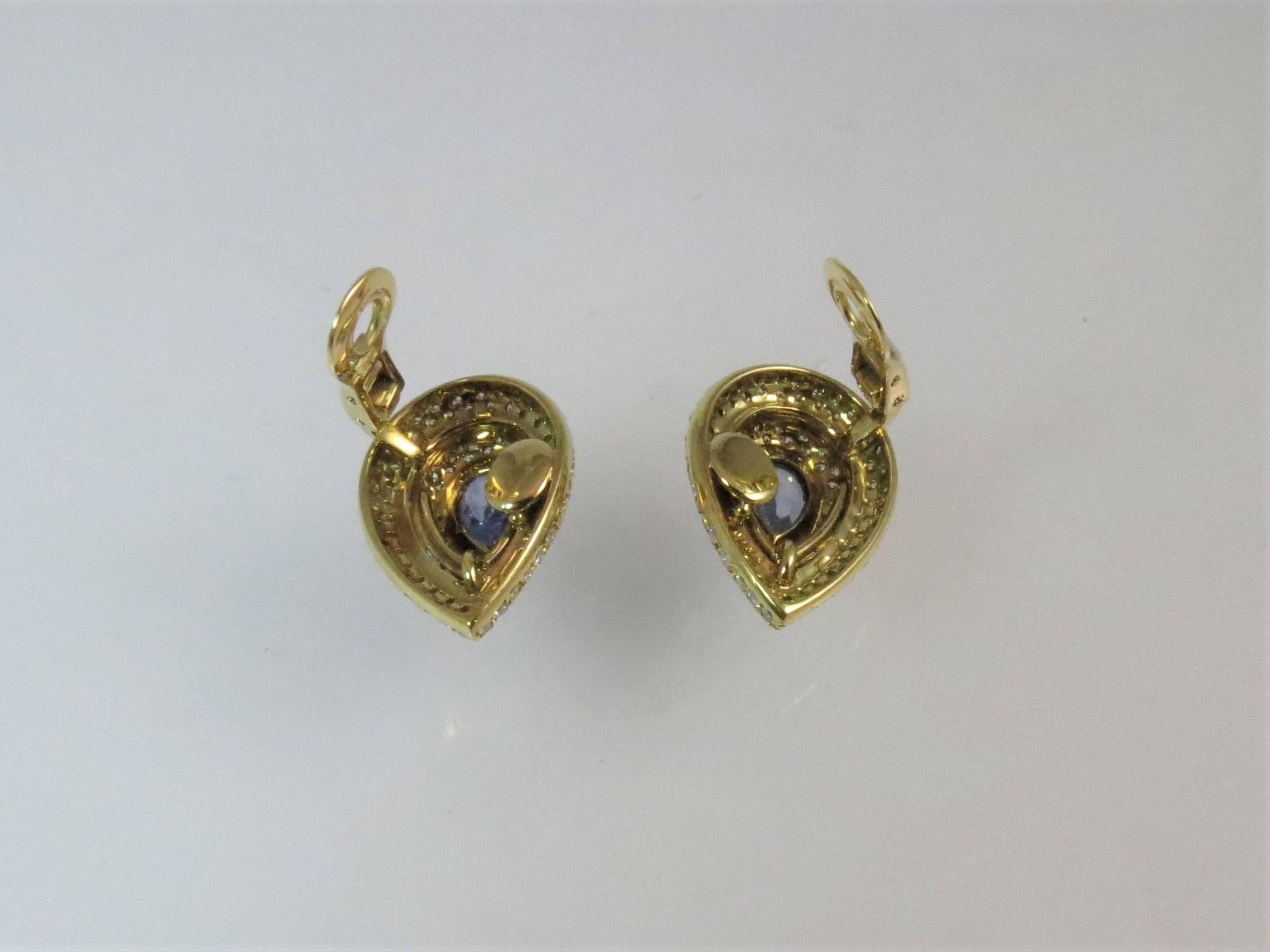 Clips d'oreilles en or jaune 18 carats avec saphirs en forme de poire et diamants Excellent état - En vente à Chicago, IL