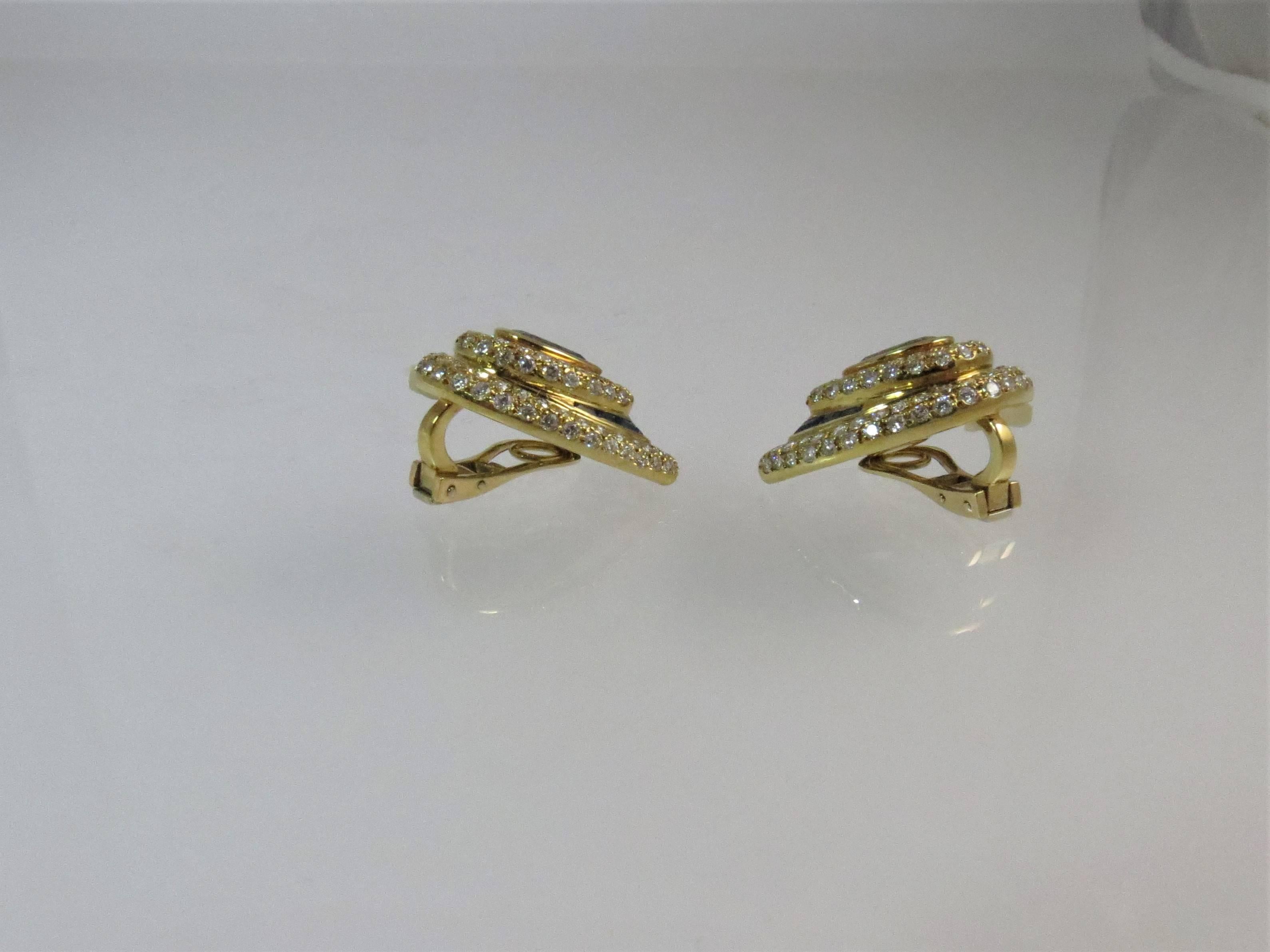 18 Karat Yellow Gold Pear Shape Sapphire and Diamond Clip Earrings In Excellent Condition For Sale In Chicago, IL