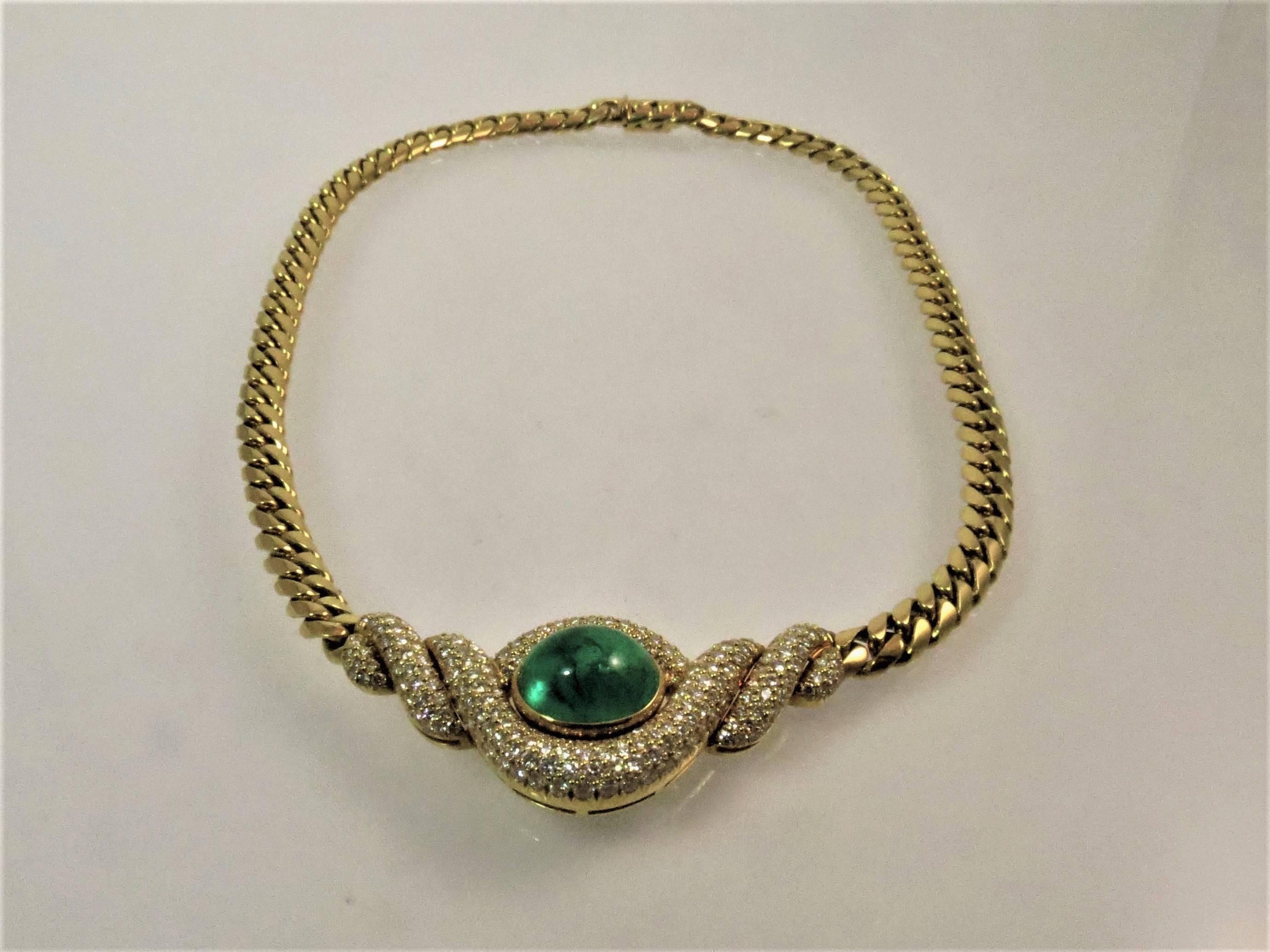 Collier Kurt Wayne en or jaune 18K, serti d'une émeraude cabochon pesant 11.63cts et 229 diamants ronds pleine taille, couleur F-G, pureté VS