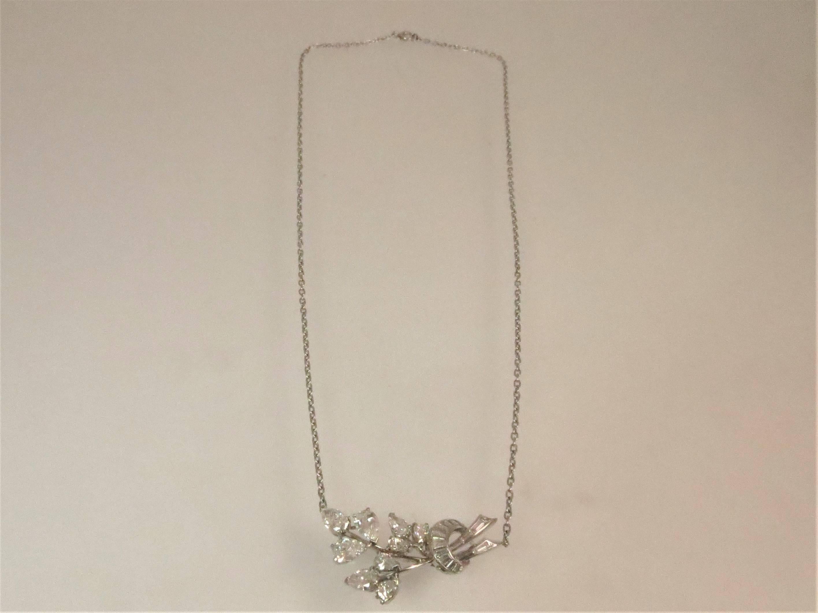Contemporain Collier en platine avec diamants fantaisie de forme fantaisie créant un motif floral en vente