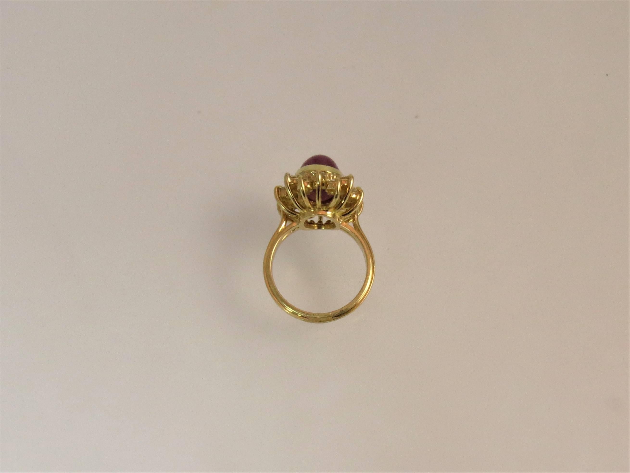 Bague étoile en or jaune 18 carats, rubis et diamants Excellent état - En vente à Chicago, IL