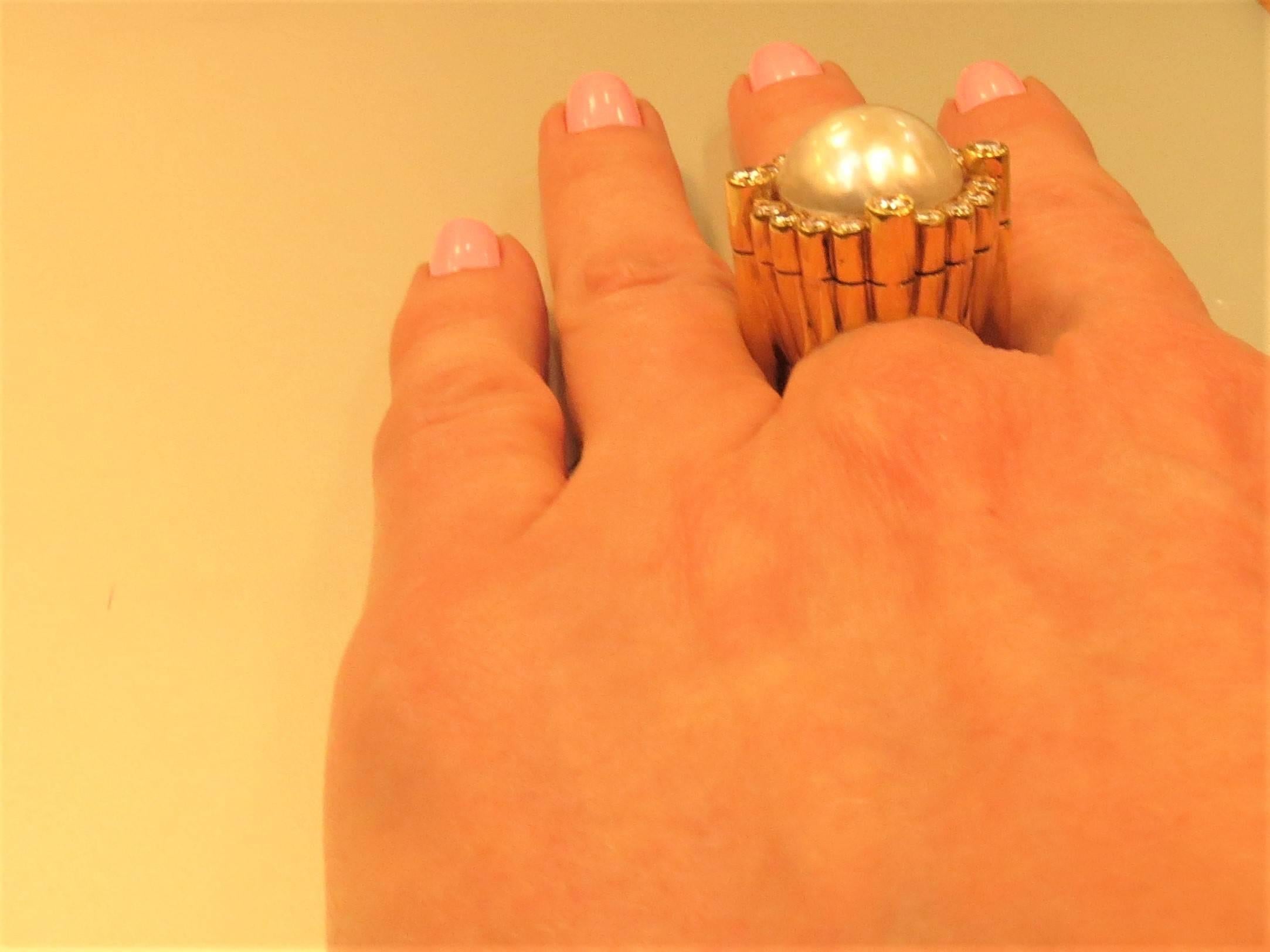 18 Karat Yellow Gold Mabe Pearl and Diamond Ring In Excellent Condition For Sale In Chicago, IL