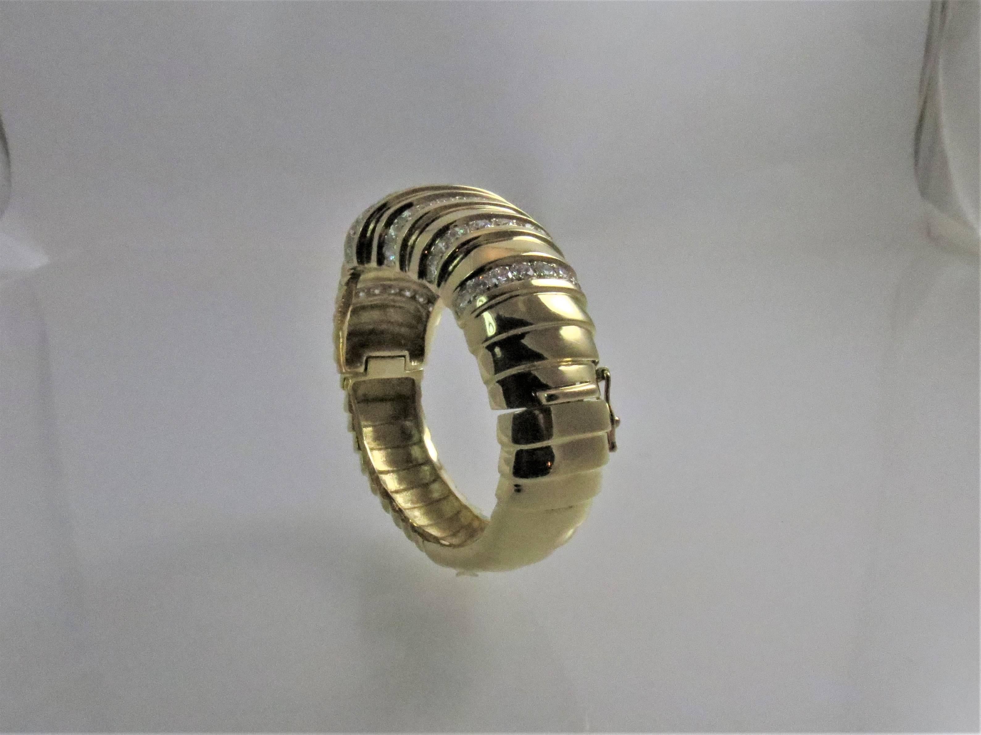 Superbe bracelet à charnière Susan Berman en or jaune 18K serti de 70 diamants ronds pleine taille pesant 8,38cts, couleur G-H, pureté VS