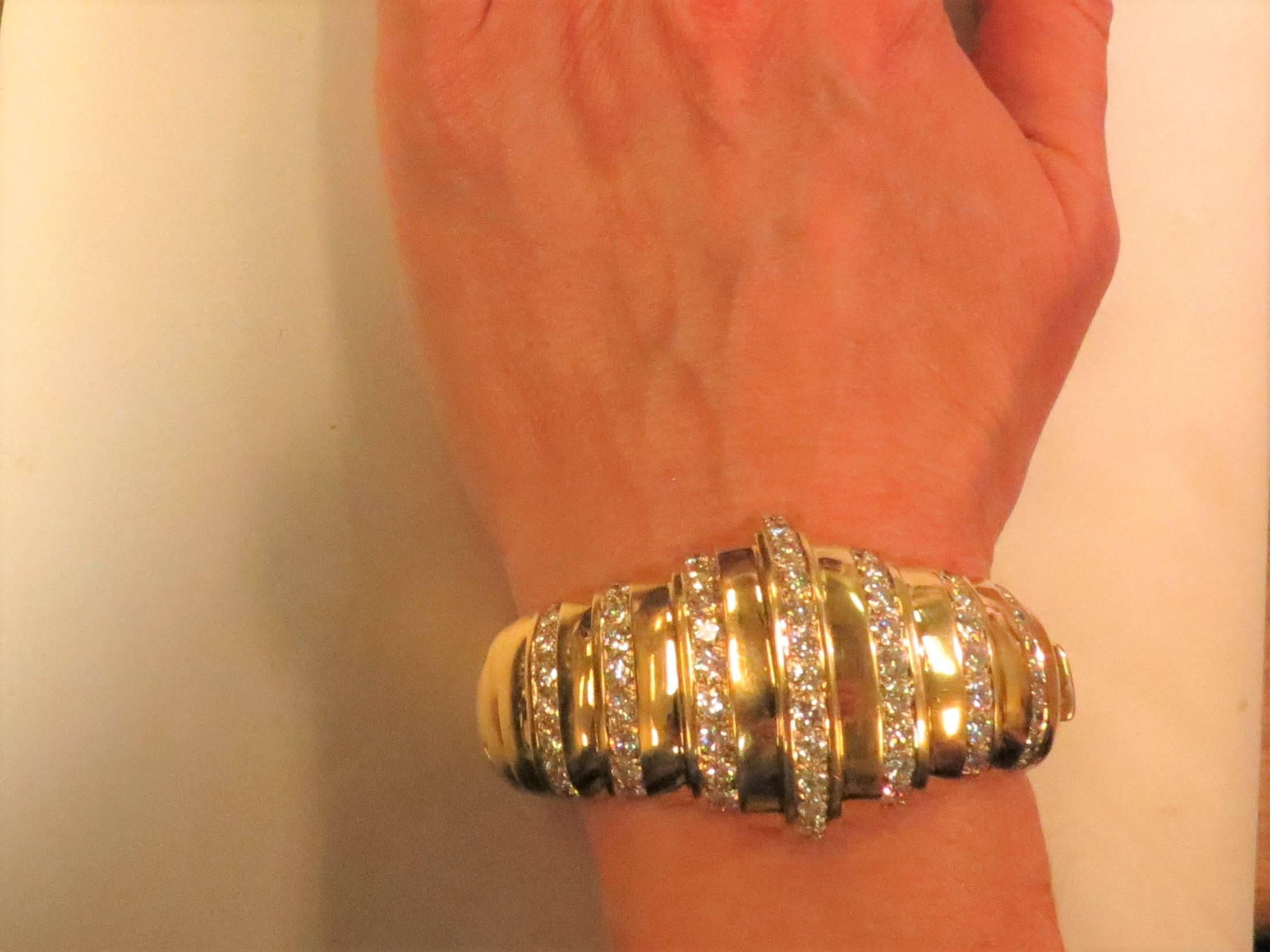 Contemporary Susan Berman 18 Karat Yellow Gold Hinged Diamond Bangle Bracelet For Sale