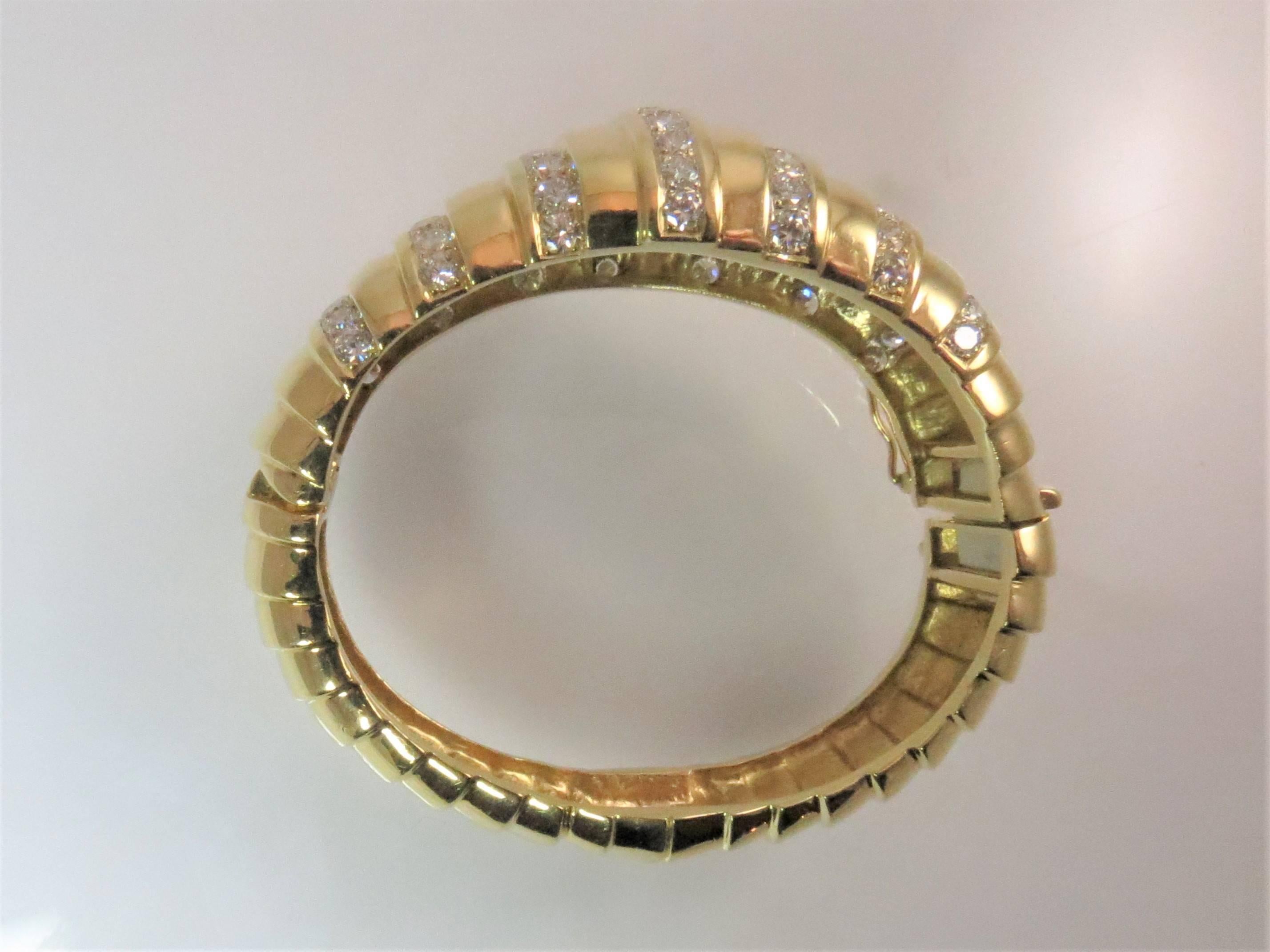 Round Cut Susan Berman 18 Karat Yellow Gold Hinged Diamond Bangle Bracelet For Sale