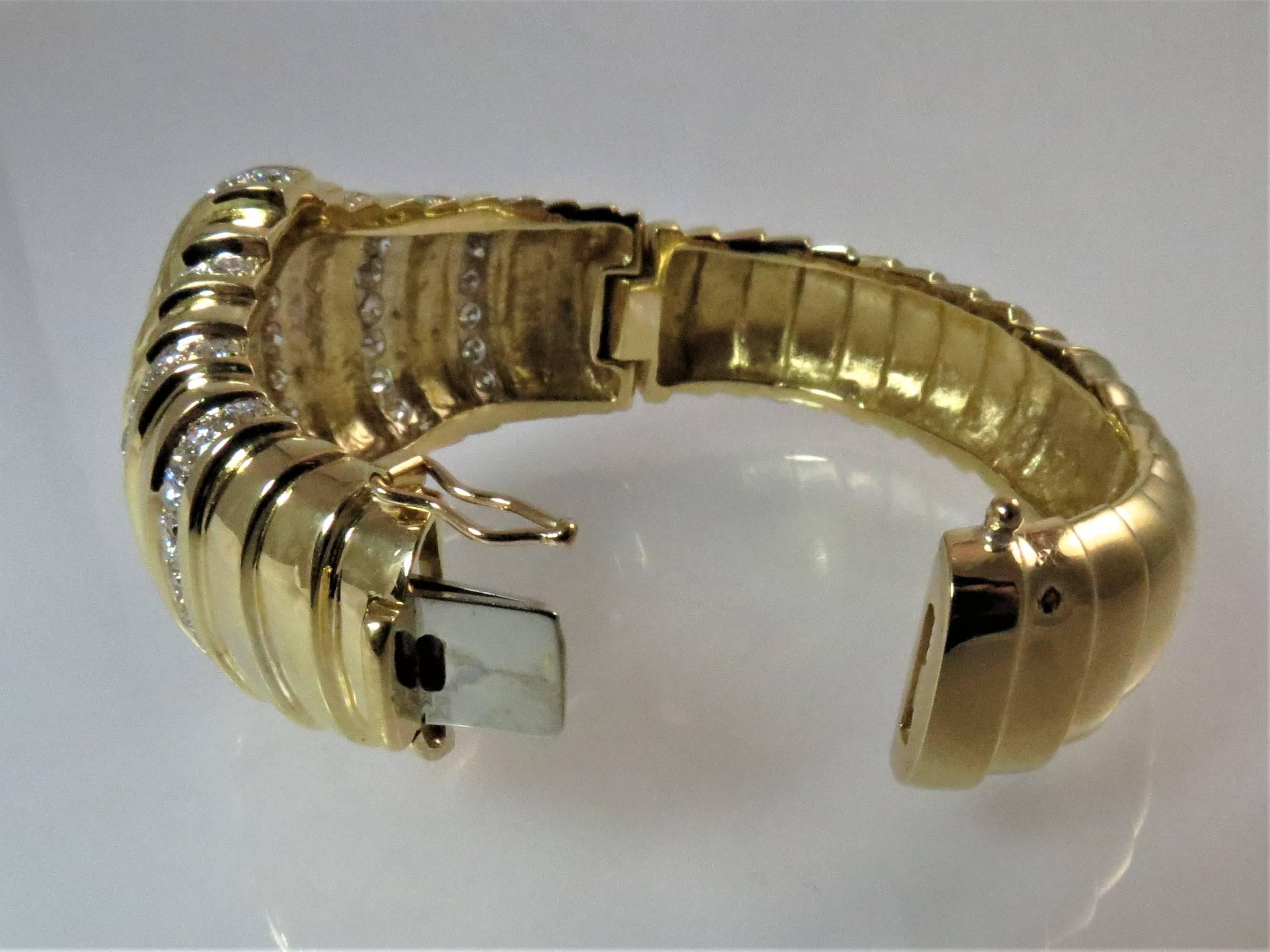 Susan Berman 18 Karat Yellow Gold Hinged Diamond Bangle Bracelet In Excellent Condition For Sale In Chicago, IL
