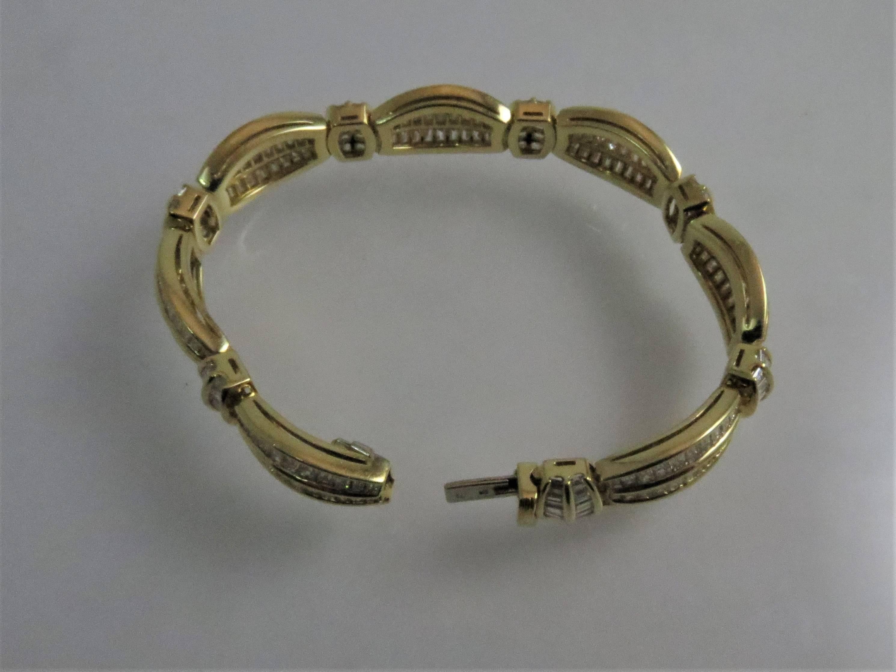 Taille baguette Picchiotti Bracelet en or jaune 18 carats avec diamants baguettes en vente