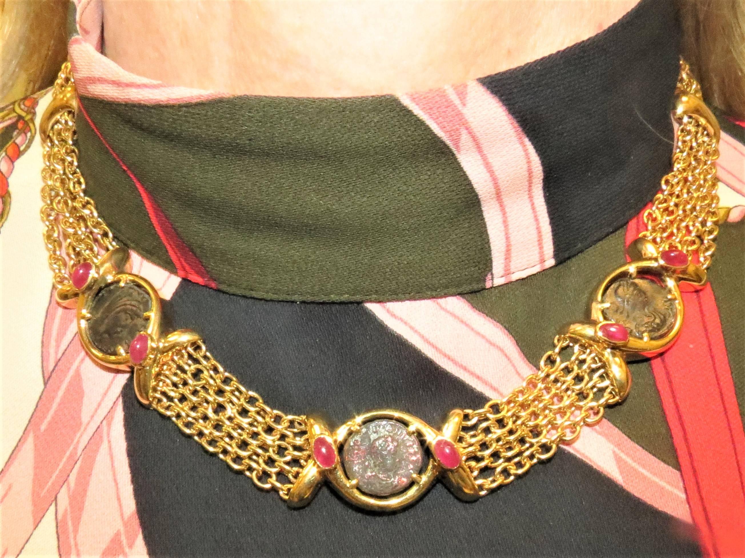 Collier de cinq rangs en or jaune 18 carats avec pièce de monnaie romaine ancienne et rubis cabochon  Pour femmes en vente