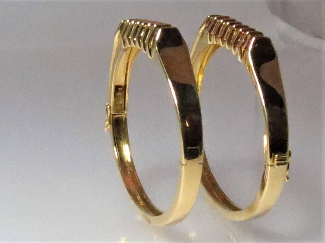 Pair of 18 Karat Yellow Gold Sapphire and Ruby Hinged Bangle Bracelets In Excellent Condition For Sale In Chicago, IL
