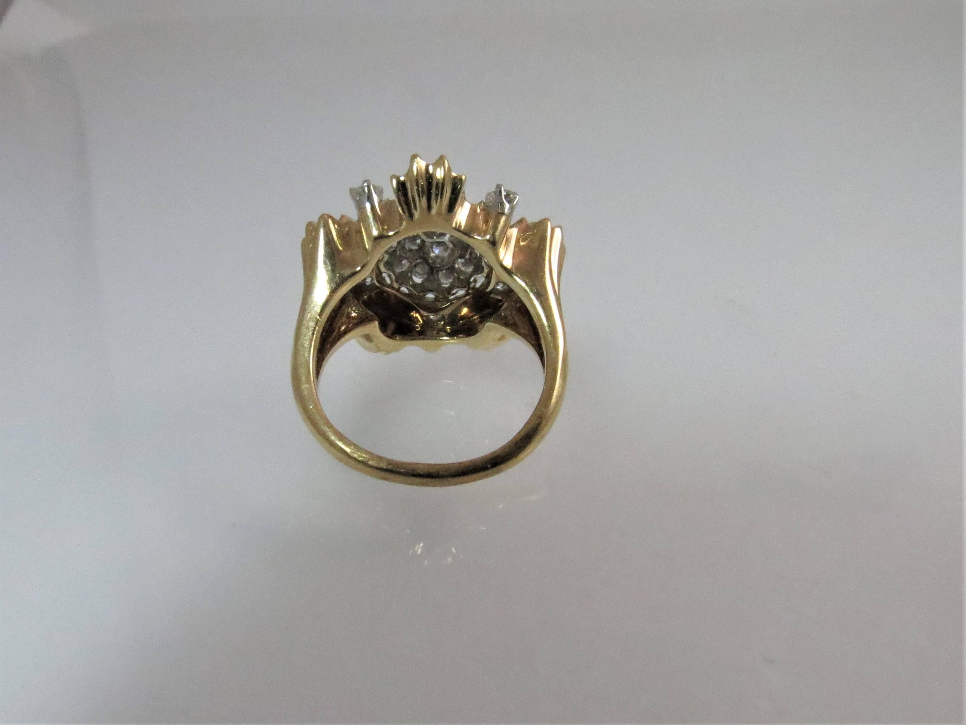 Contemporain Bague en or jaune et blanc 14 carats avec diamants en forme d'étoile en vente