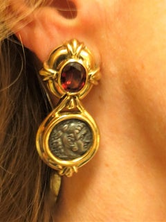 18 Karat Gelbgold Granat und antike römische Münze Tropfenohrringe von Susan Berman