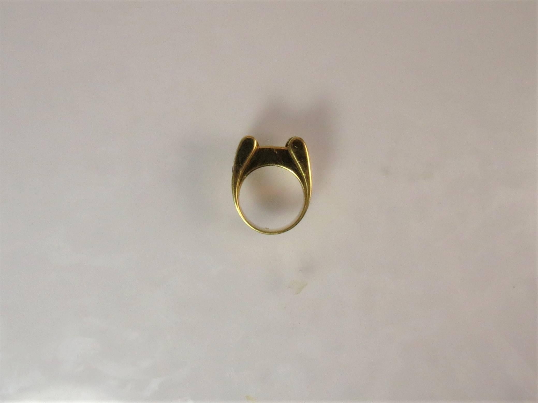 18 Karat Yellow Gold Ring with Baguette Rubys and Baguette Diamonds In Excellent Condition For Sale In Chicago, IL