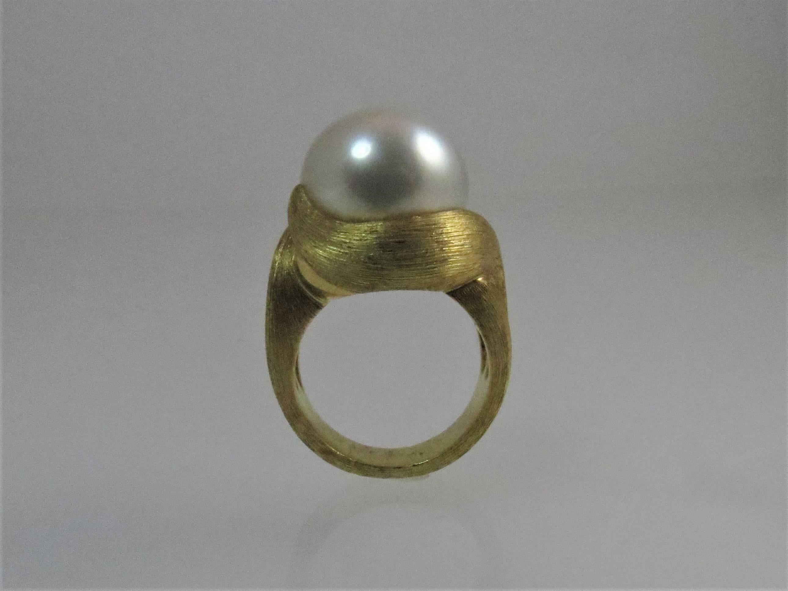 Henry Dunay 18K Yellow Gold Sabi Finish South Sea Pearl Ring In Excellent Condition For Sale In Chicago, IL