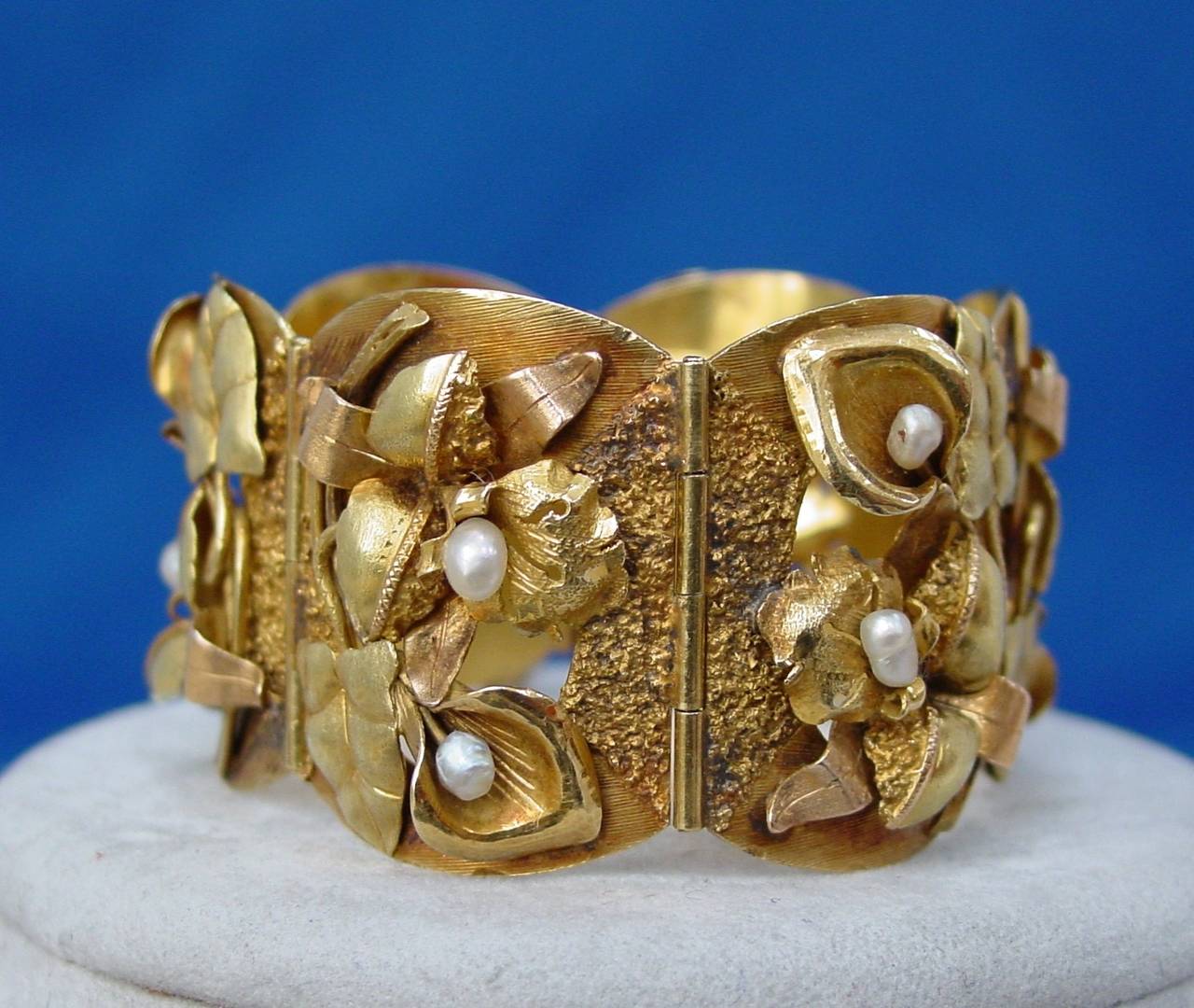 Antique TwoTone Gold Sculpted Bracelet Circa 1910 In Excellent Condition In Beverly Hills, CA