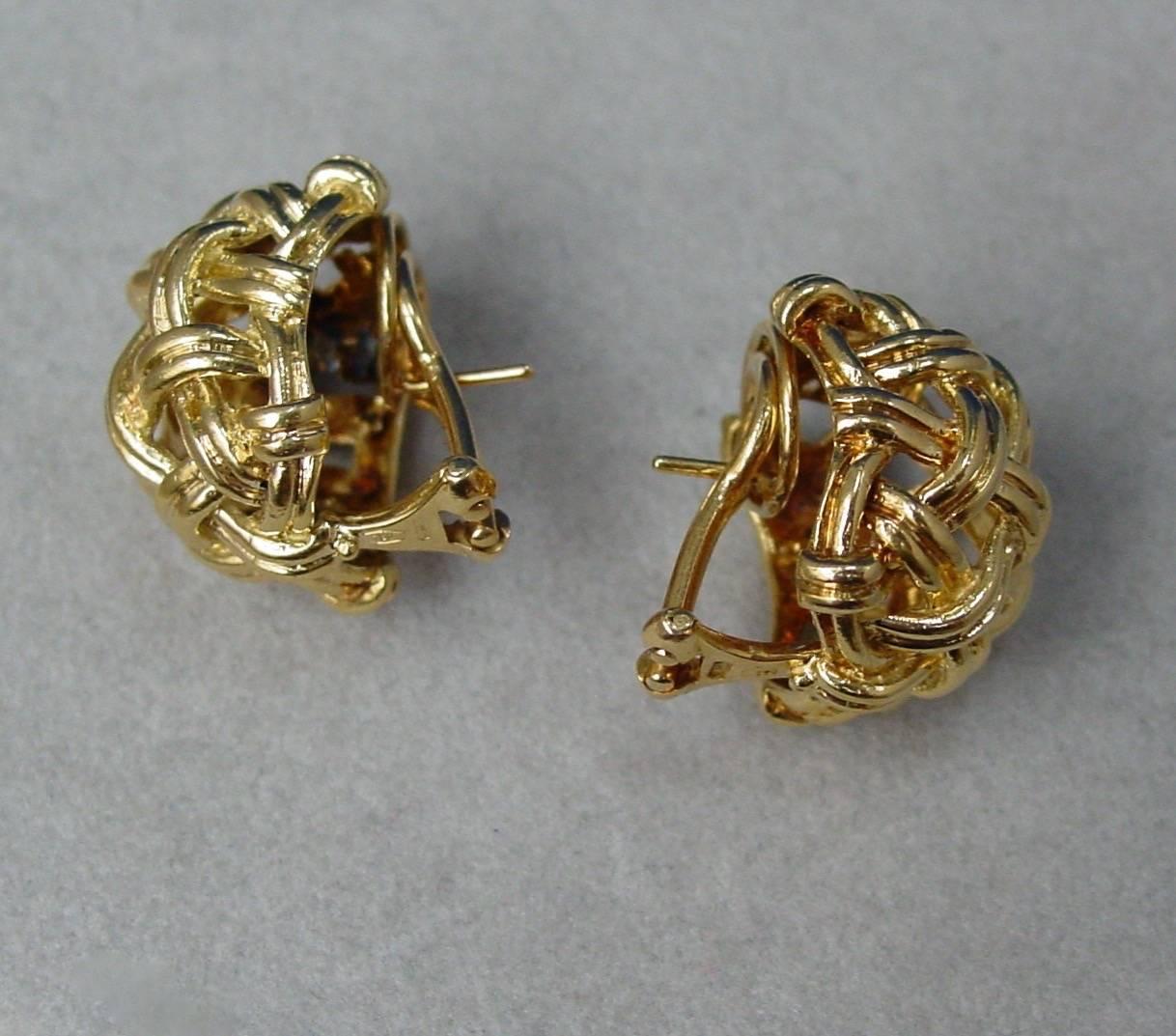 A classic pair of 18 karat gold basket weave earrings. Measuring approximately 3/4 inches square and 1/2 inch deep these very nicely made earrings make a versatile addition to any wardrobe!