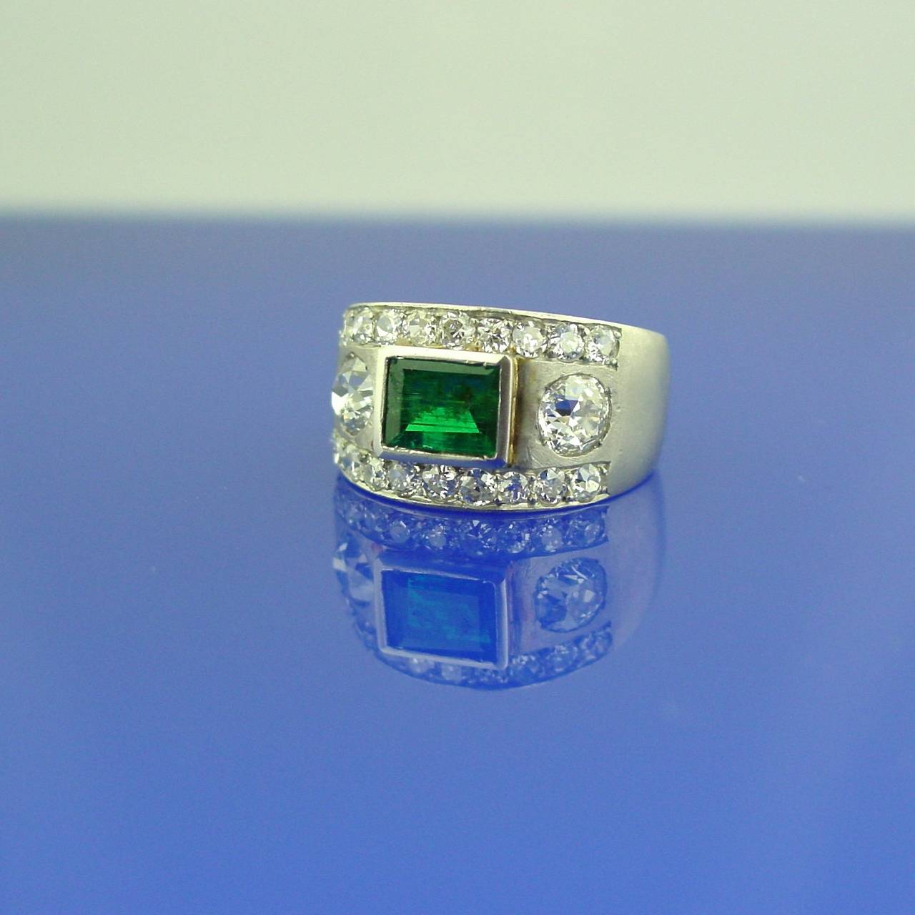 Art Deco Emerald Diamond Platinum Ring In Good Condition For Sale In Beverly Hills, CA