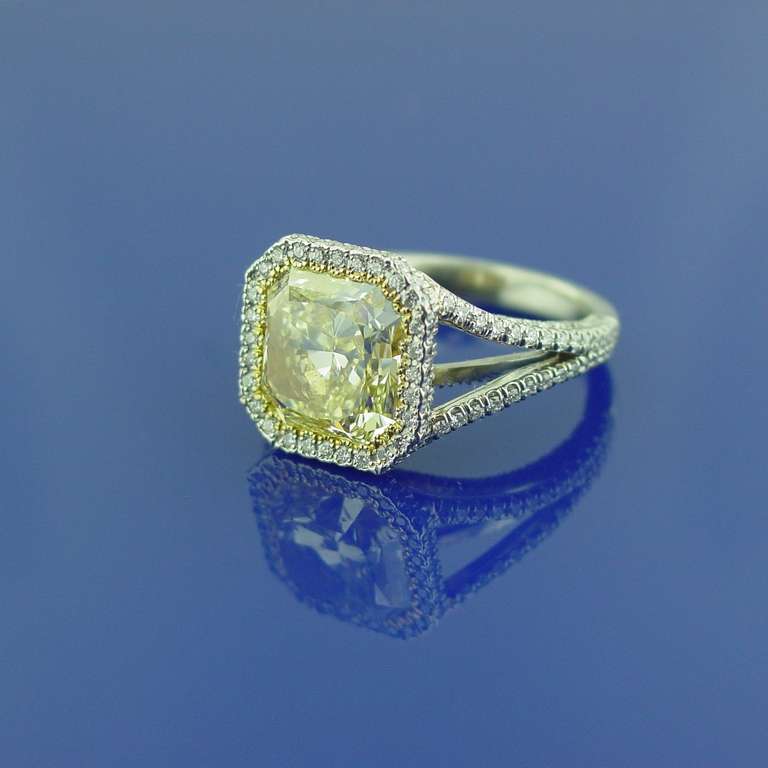 A Fancy Yellow Diamond and Platinum  Ring In Excellent Condition In Beverly Hills, CA
