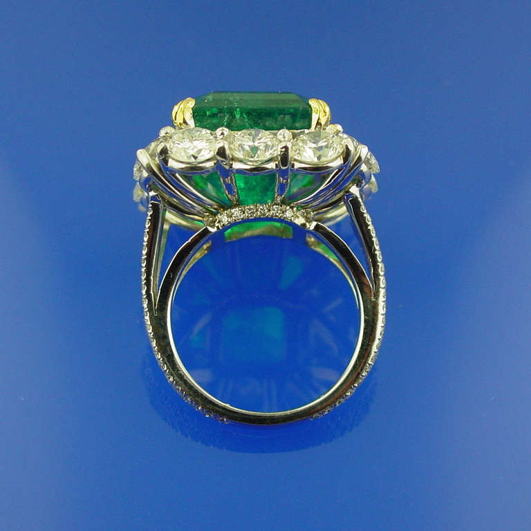 Colombian Emerald Diamond Platinum Ring In Excellent Condition For Sale In Beverly Hills, CA