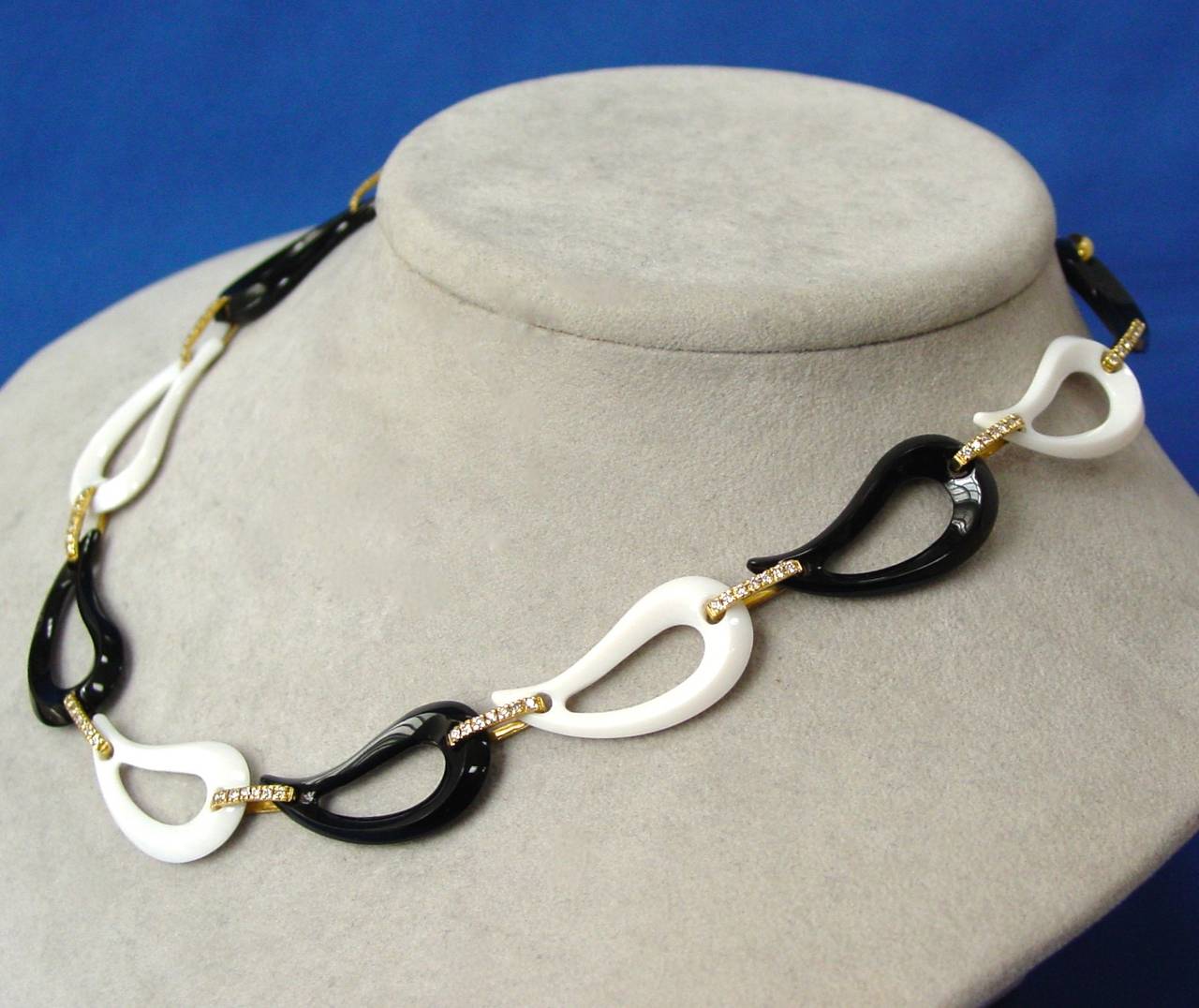 A Carved White Agate, Onyx and Diamond Open Link Necklace Mounted in 18 Karat Yellow Gold. The 1 1/2