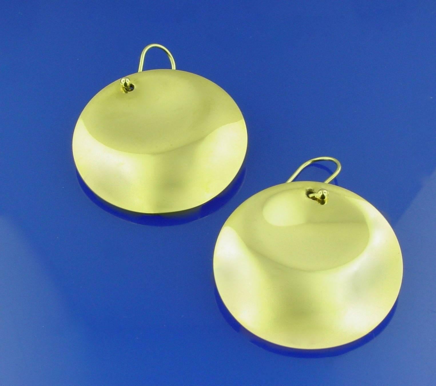 Tiffany & Co. Elsa Peretti Yellow Gold Round Pendant and Earrings In Excellent Condition For Sale In Beverly Hills, CA