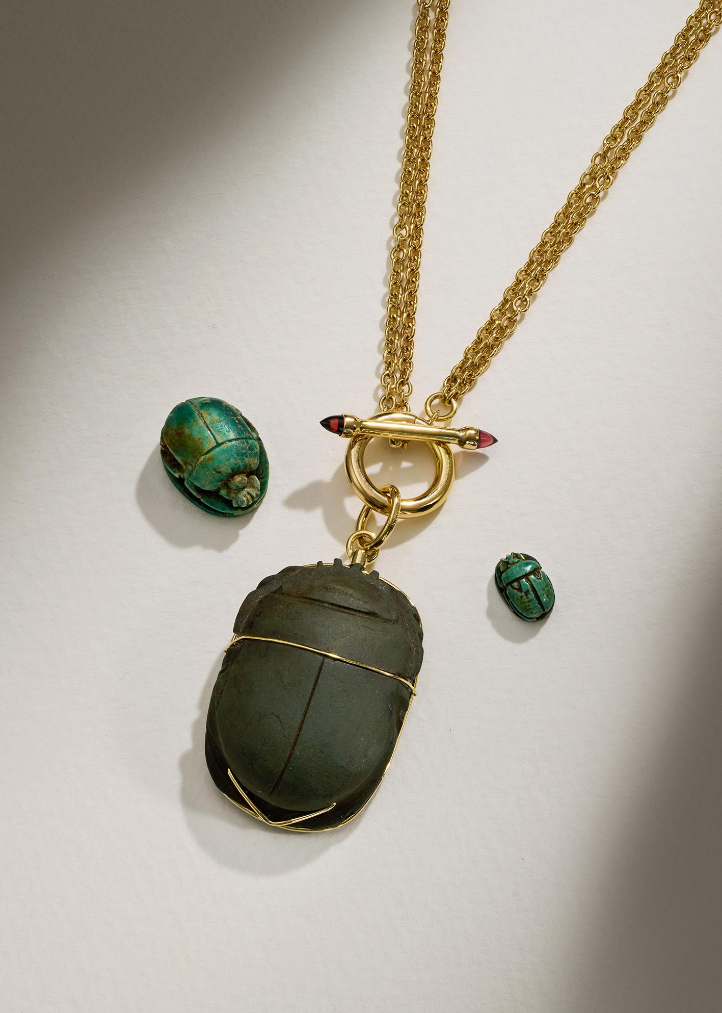 Néo-égyptien Collier en or jaune 18 carats Dubini Scarabée en forme de coeur Médaillon de l'ancienne Égypte en vente