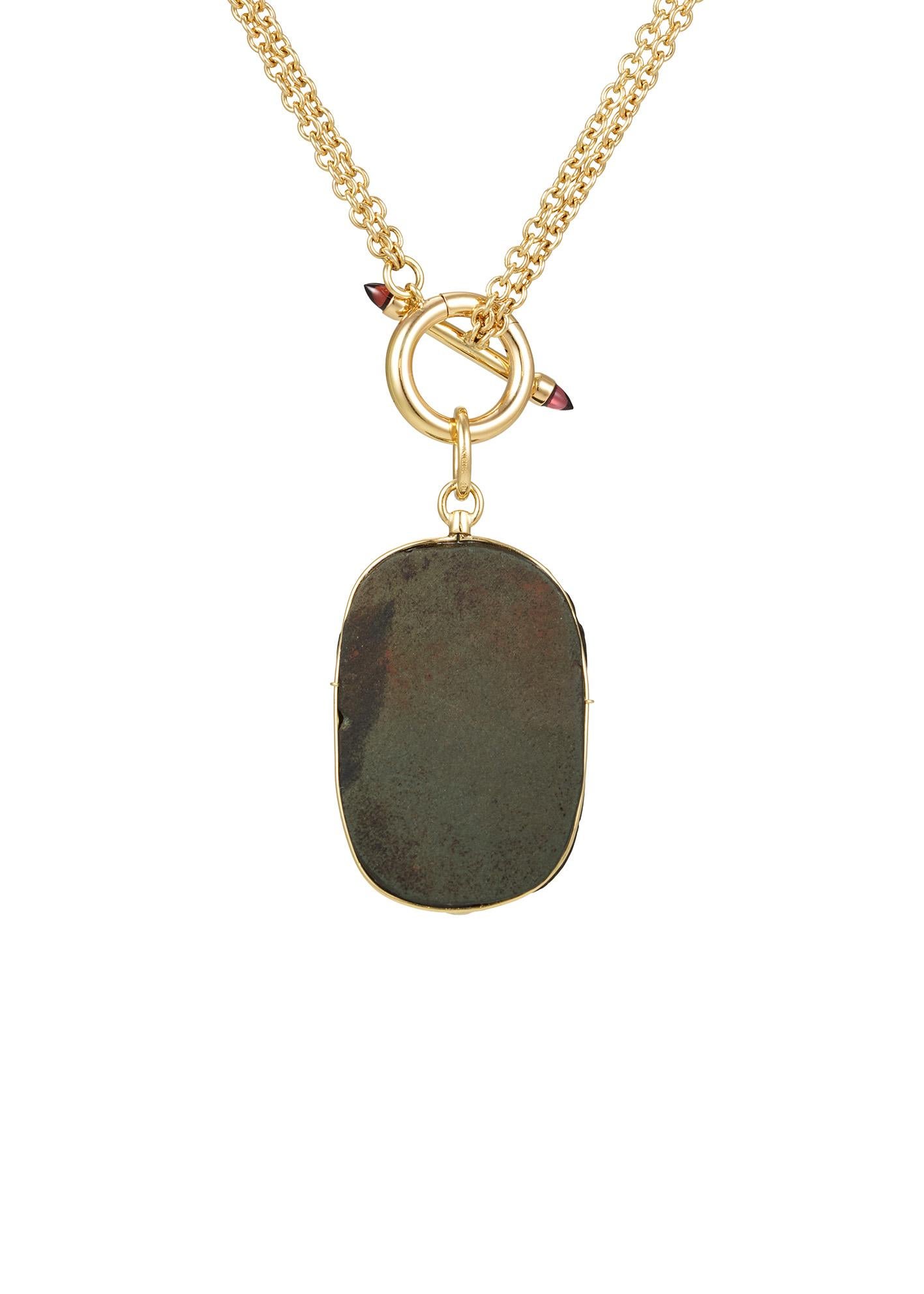 Ce collier DUBINI unique présente un authentique scarabée égyptien en forme de cœur datant de 712-30 A.I.C., serti dans de l'or jaune 18 carats. Fabriqué à la main à Rome.

La pièce est accompagnée d'un collier à bascule en or jaune orné de