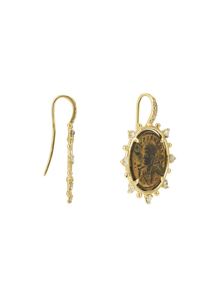 Ces boucles d'oreilles en forme de pièce de monnaie de la collection 